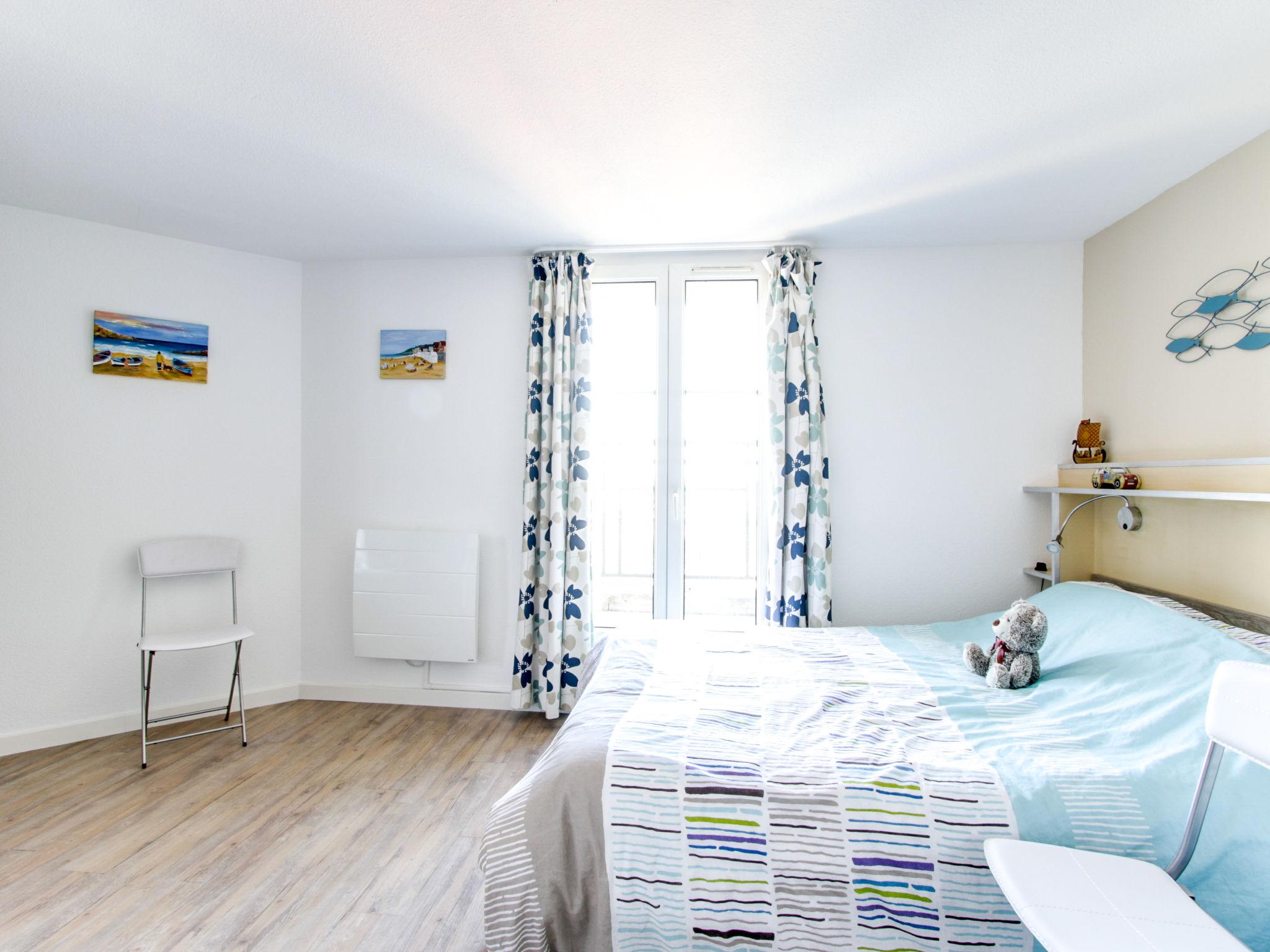 Foto 9 - Appartamento con 1 camera da letto a Dives-sur-Mer con piscina e vista mare