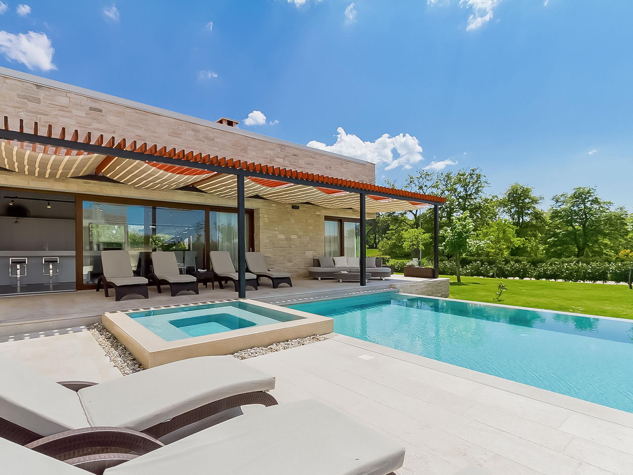 Photo 1 - Maison de 4 chambres à Sveti Petar u Šumi avec piscine privée et jardin