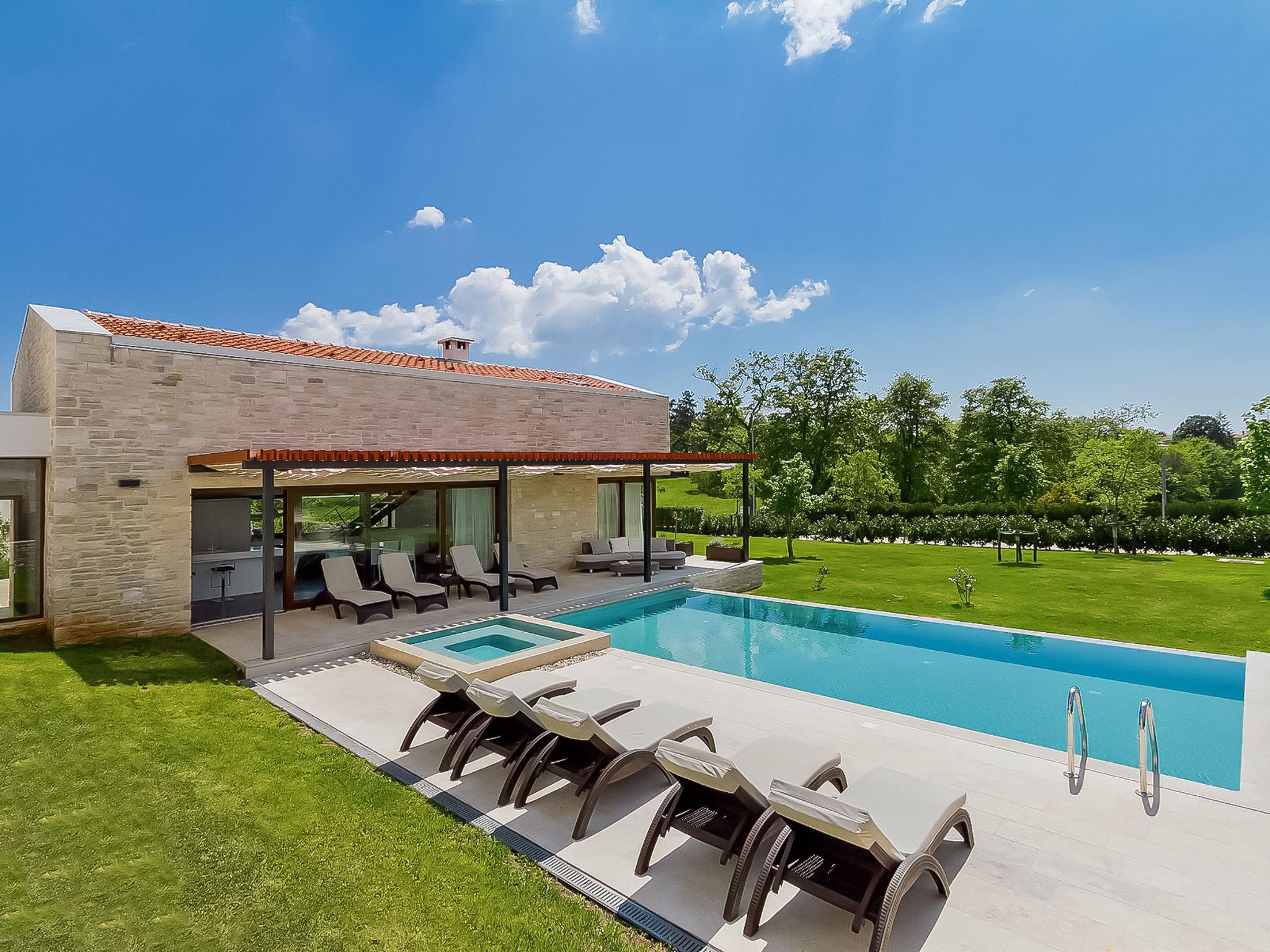 Photo 14 - Maison de 4 chambres à Sveti Petar u Šumi avec piscine privée et jardin