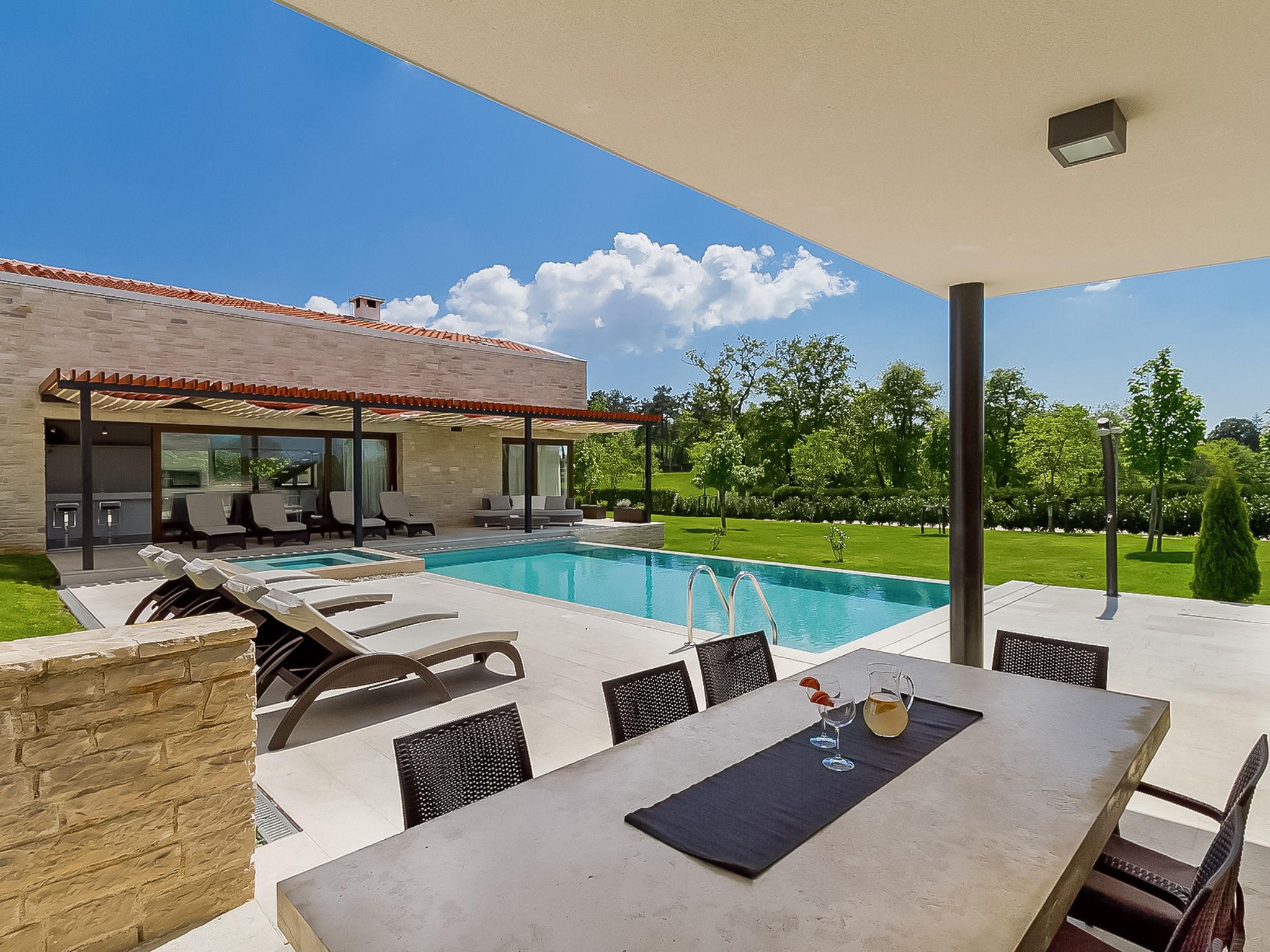 Photo 2 - Maison de 4 chambres à Sveti Petar u Šumi avec piscine privée et jardin