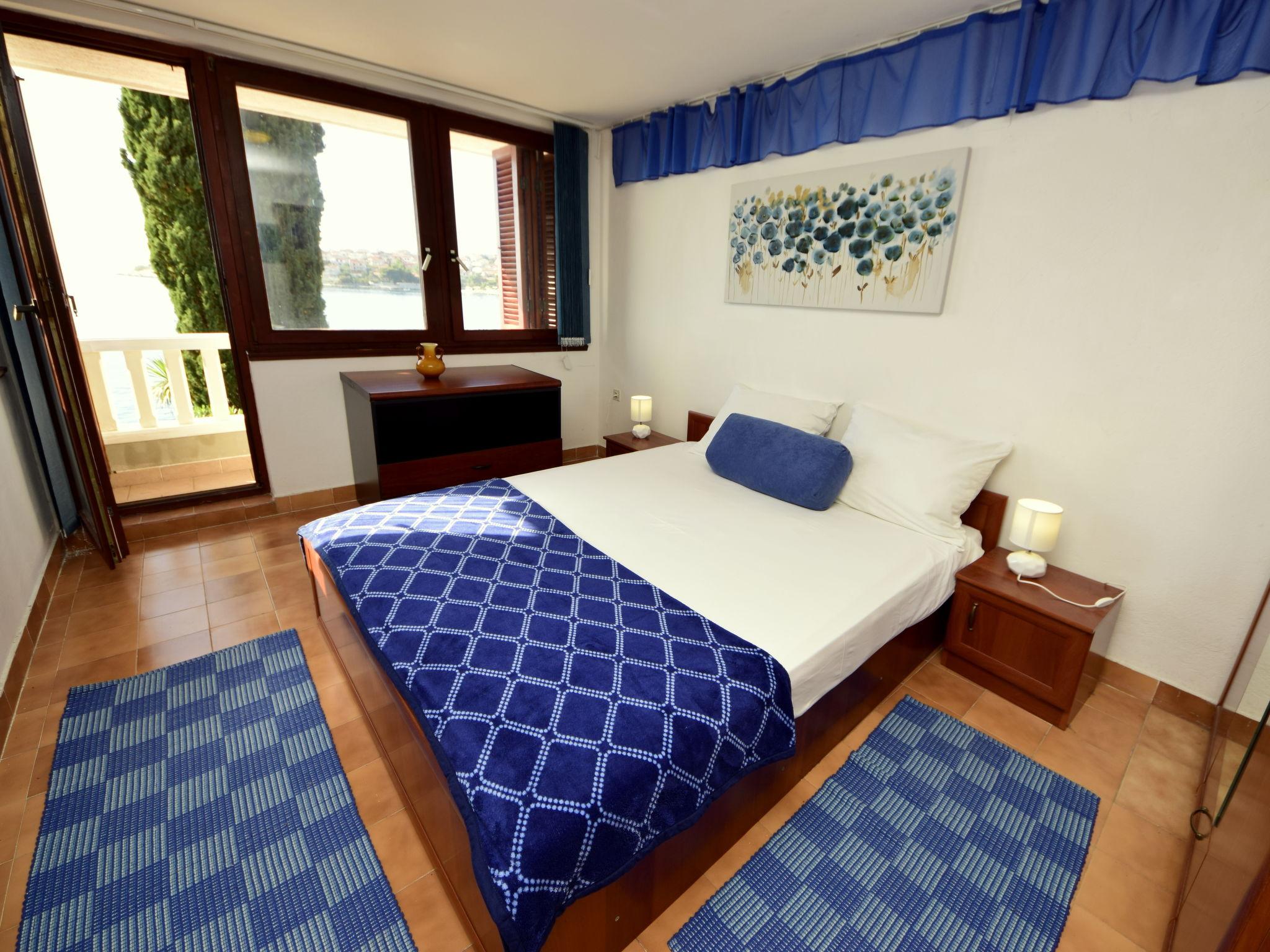 Foto 8 - Appartamento con 4 camere da letto a Okrug con terrazza e vista mare