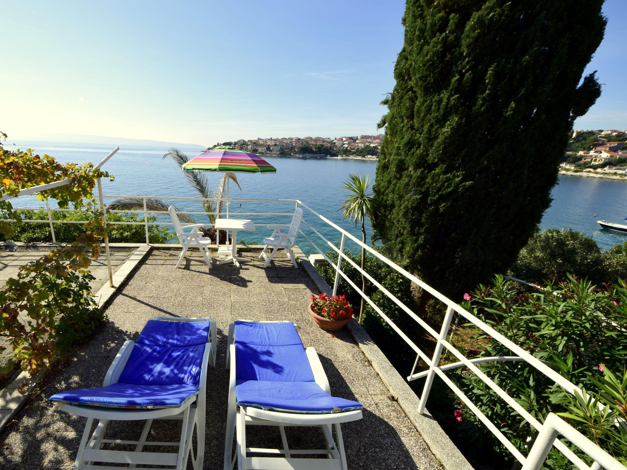 Photo 32 - Appartement de 4 chambres à Okrug avec terrasse et vues à la mer