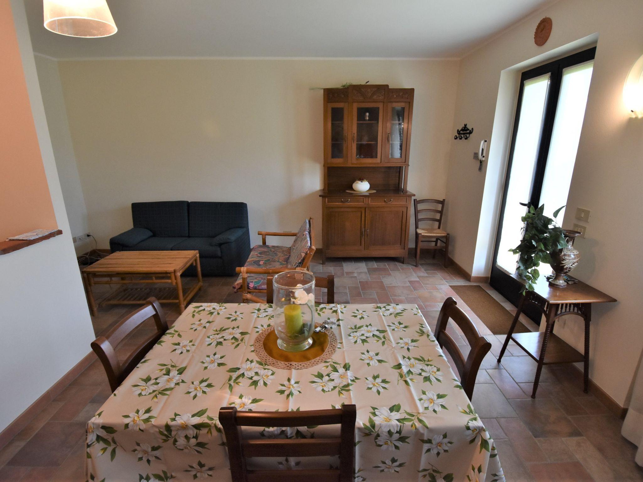 Photo 8 - 2 bedroom Apartment in Castana with swimming pool and garden