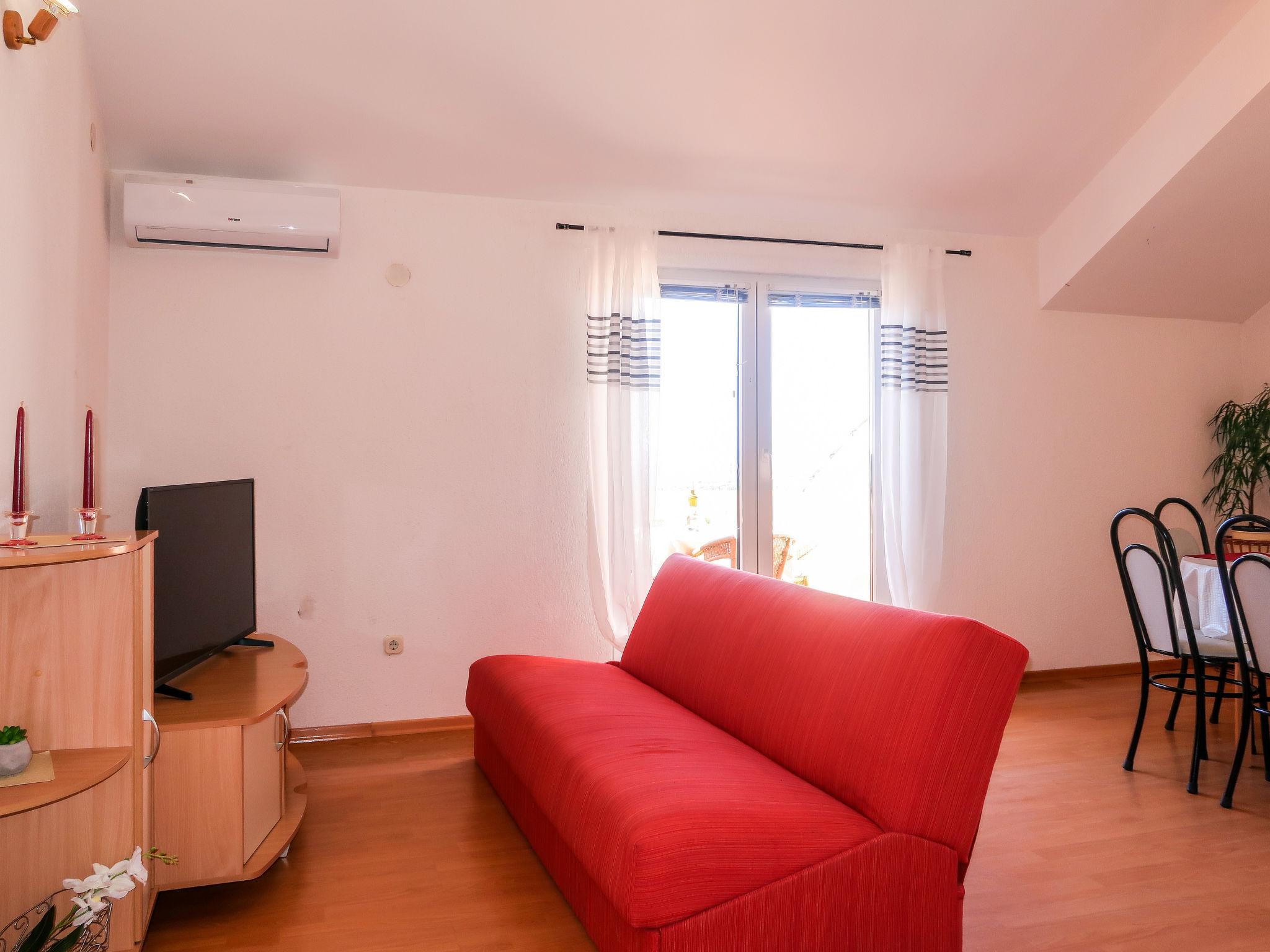 Photo 3 - 2 bedroom Apartment in Rab with garden and sea view