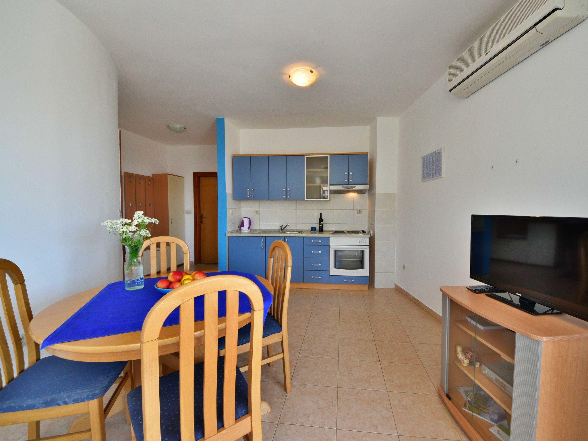 Photo 7 - 1 bedroom Apartment in Karlobag with swimming pool and sea view