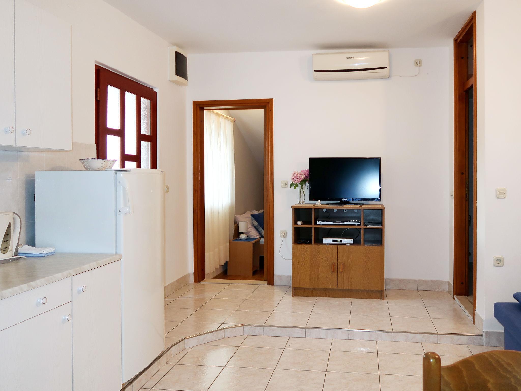 Foto 6 - Apartamento de 1 quarto em Blato com jardim e terraço