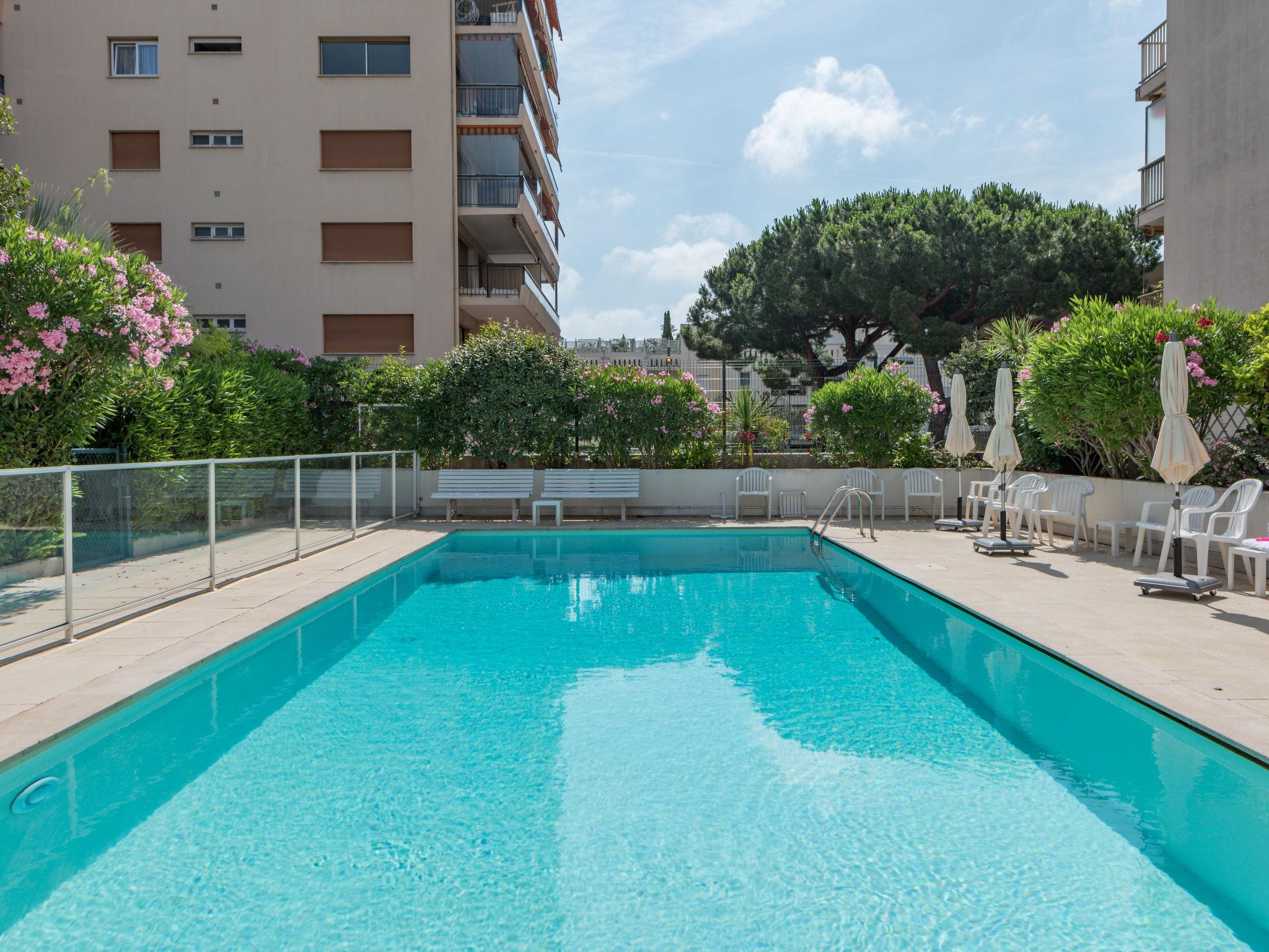 Foto 2 - Appartamento con 1 camera da letto a Cannes con piscina e vista mare