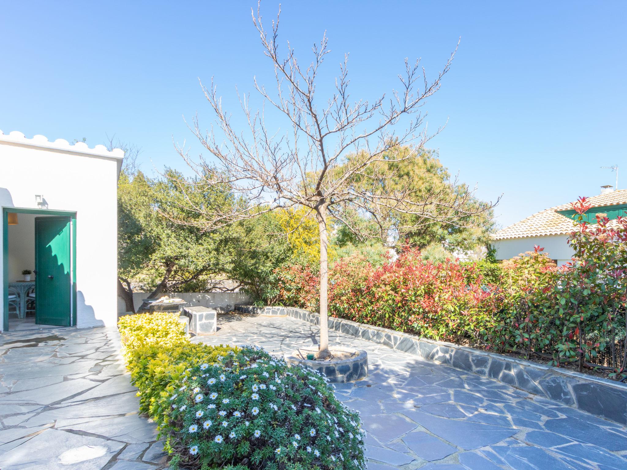 Photo 21 - 2 bedroom House in Cadaqués with garden and terrace