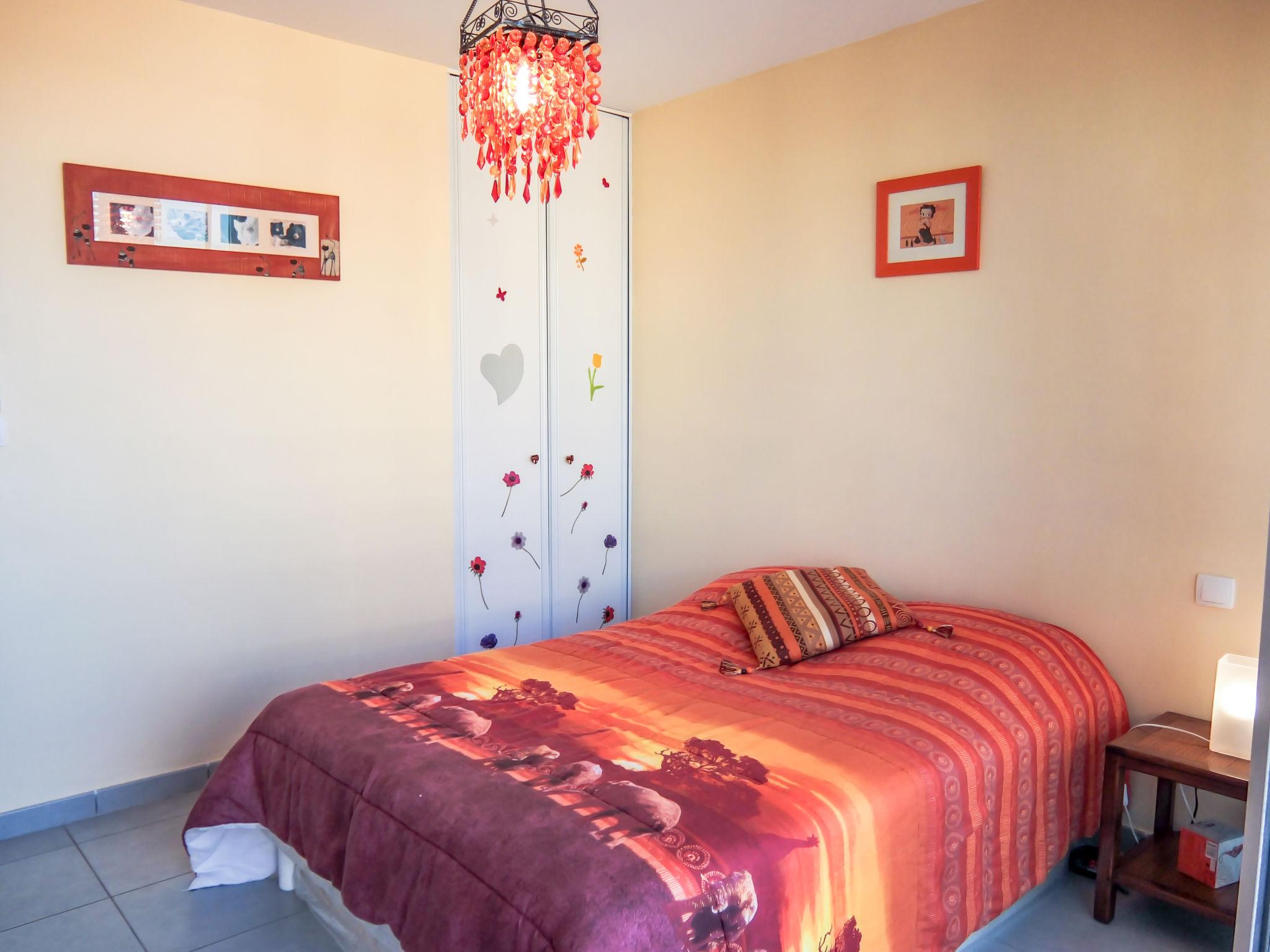 Foto 9 - Appartamento con 1 camera da letto a Saint-Cyprien con vista mare