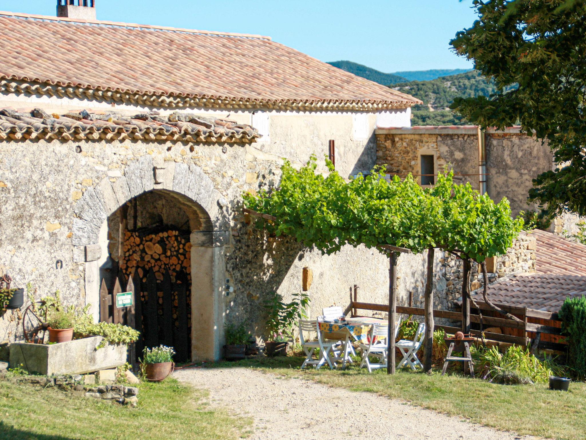 Photo 22 - Maison de 1 chambre à Roche-Saint-Secret-Béconne avec jardin