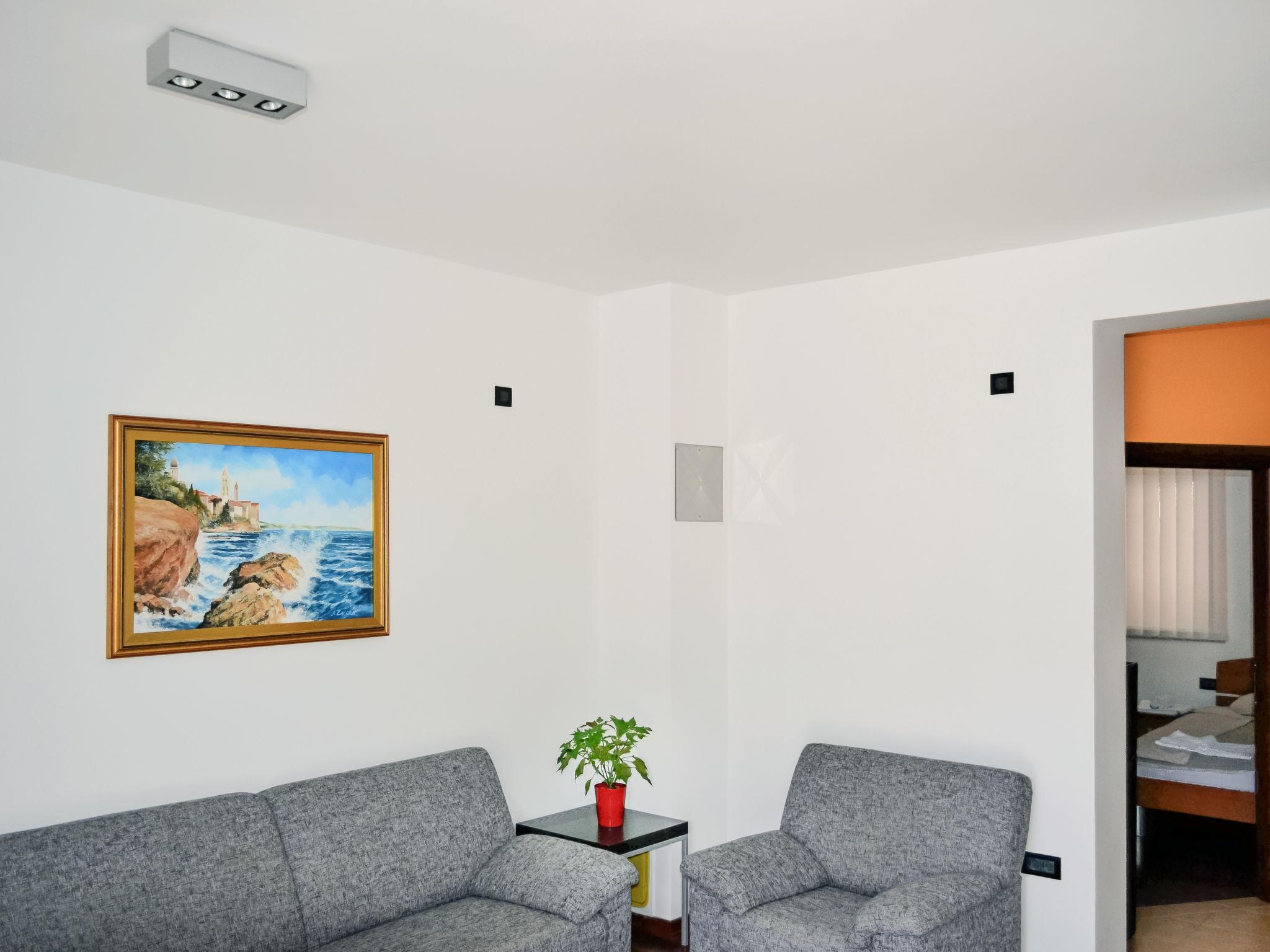 Foto 6 - Apartamento de 2 habitaciones en Rab con jardín y vistas al mar