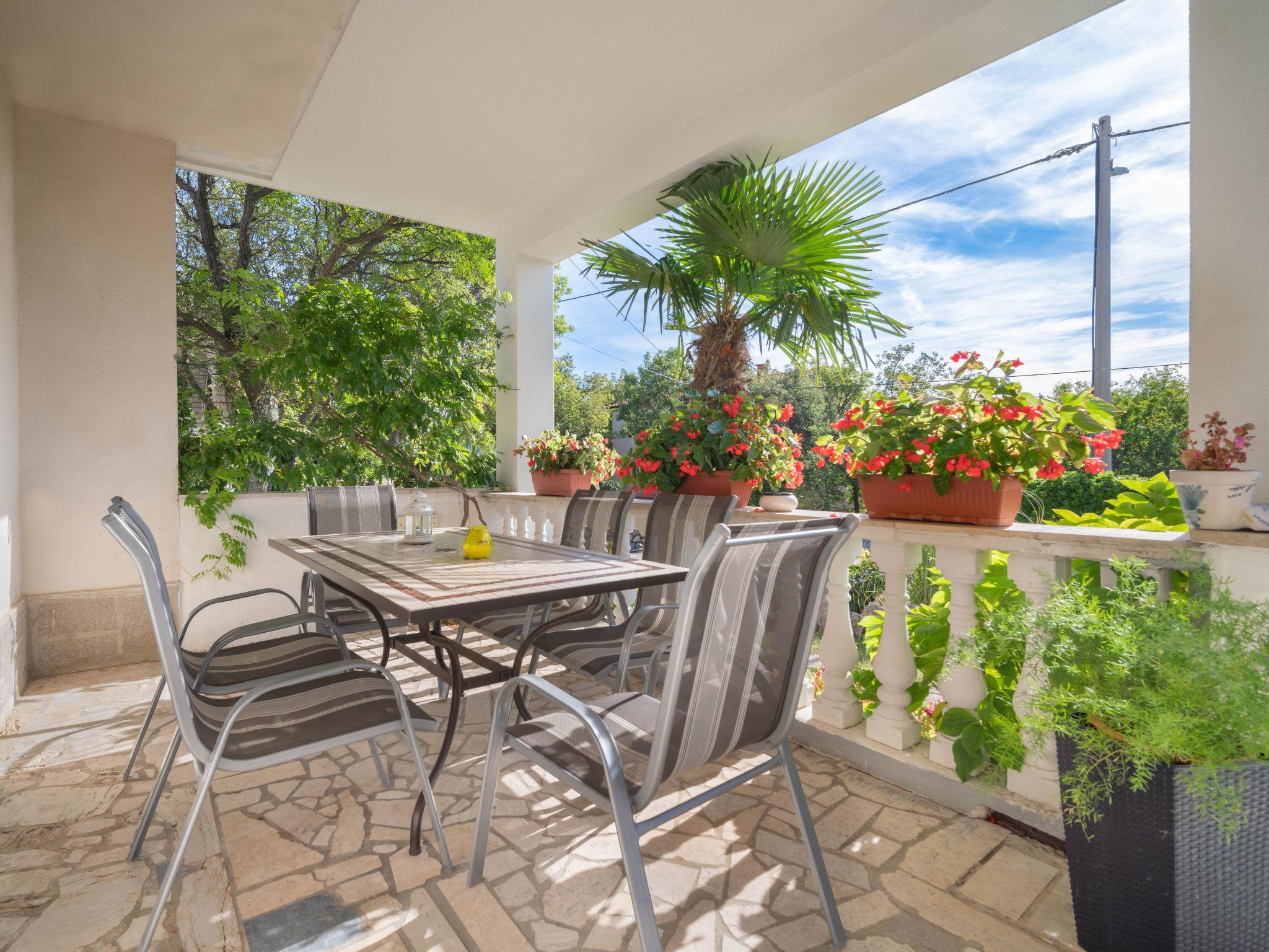 Foto 2 - Apartamento de 3 quartos em Crikvenica com jardim e vistas do mar