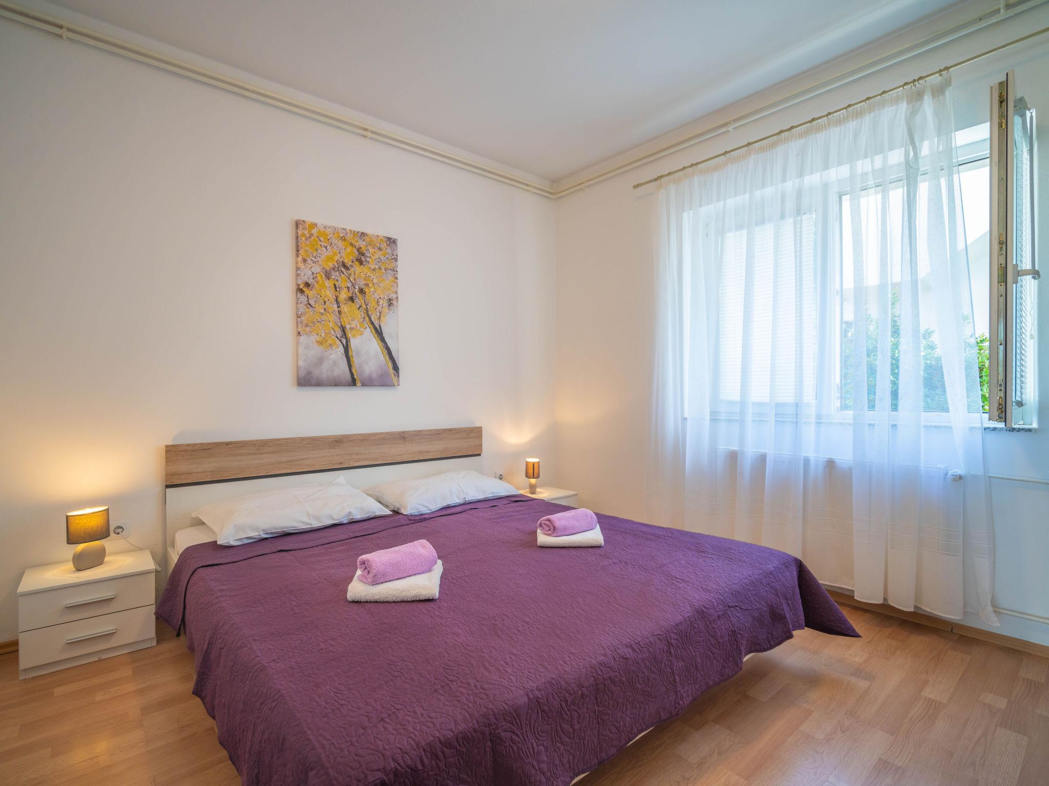 Foto 13 - Appartamento con 3 camere da letto a Crikvenica con giardino e vista mare