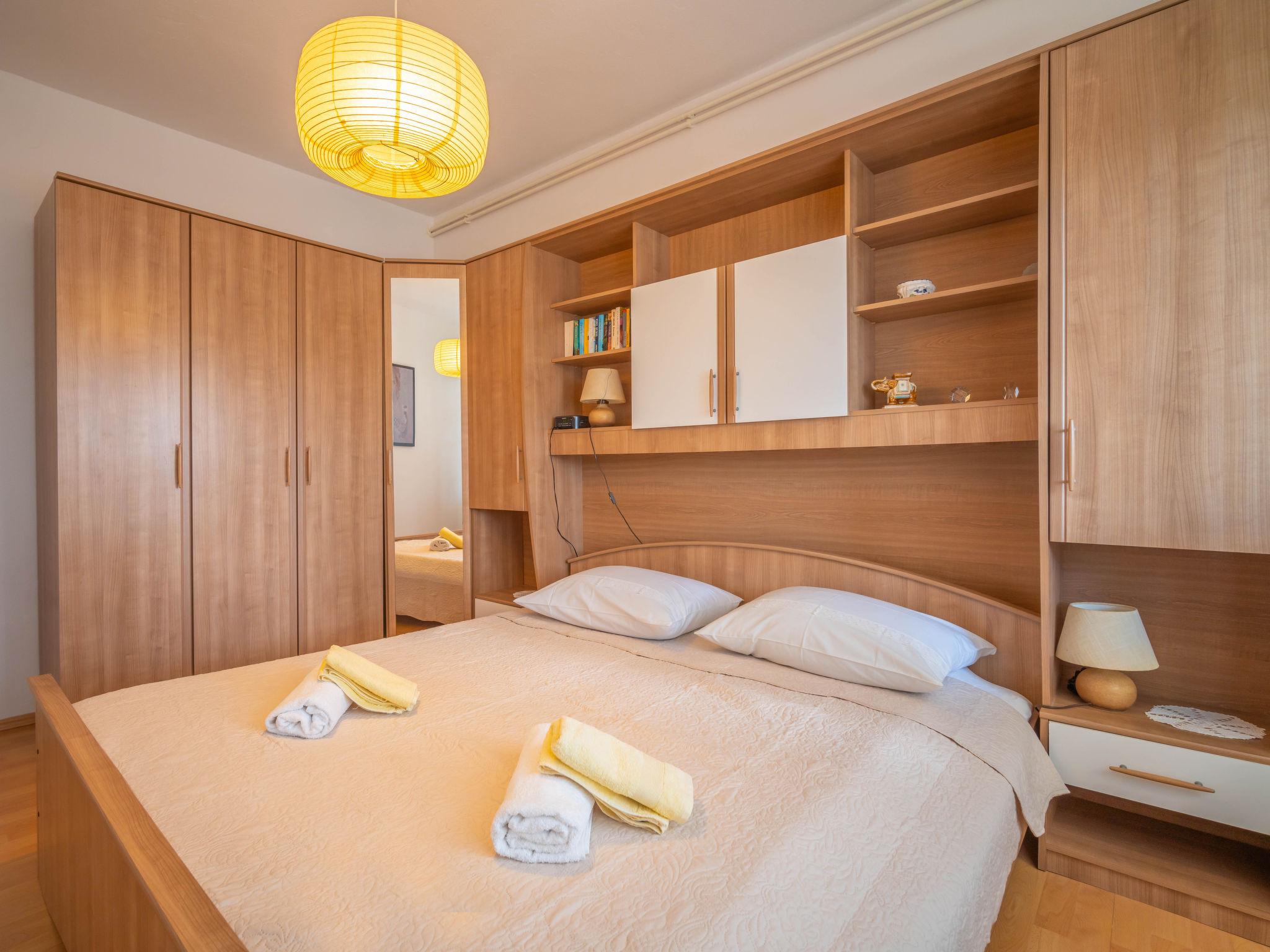 Foto 10 - Appartamento con 3 camere da letto a Crikvenica con giardino e vista mare