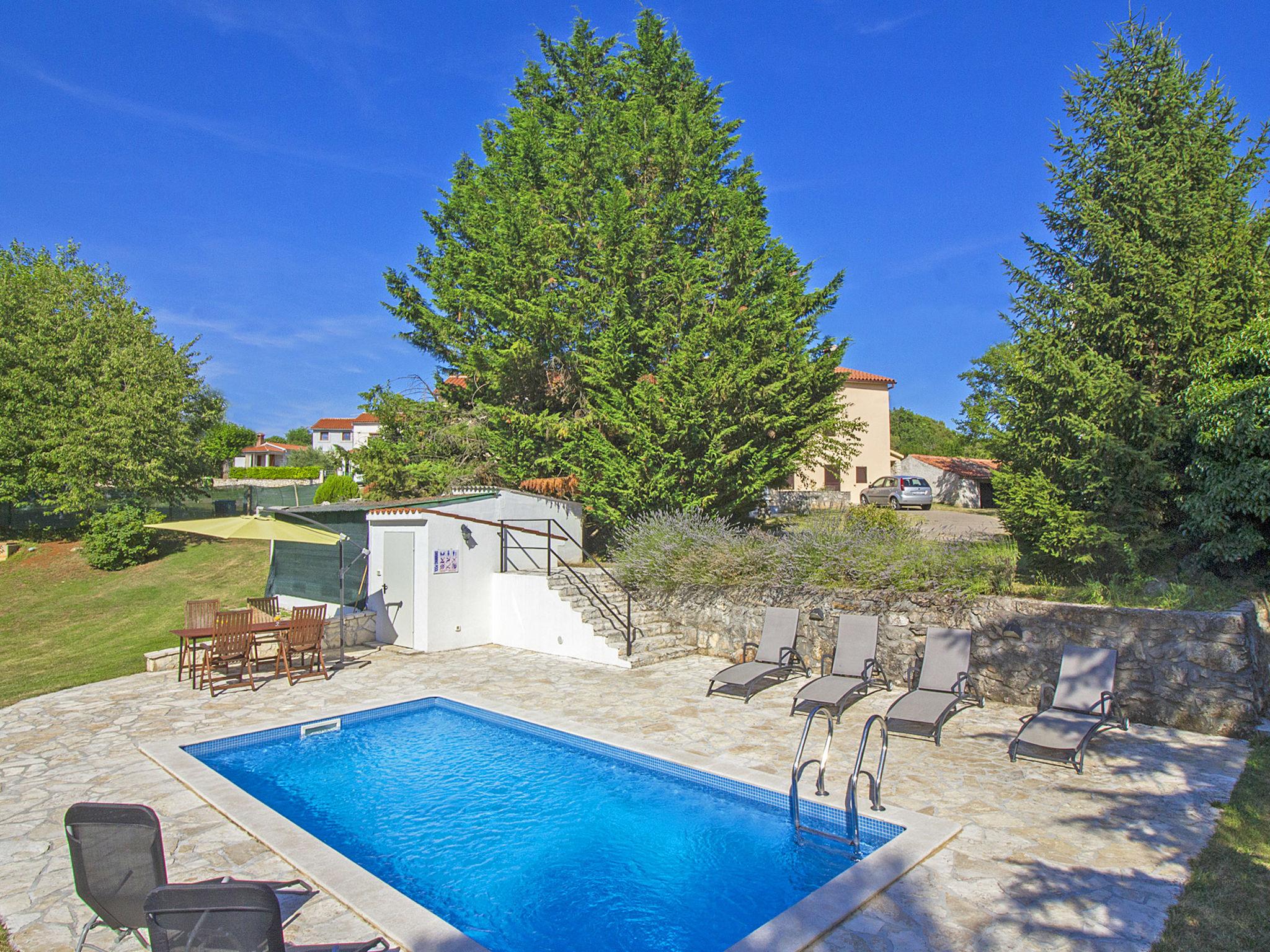 Foto 19 - Casa con 3 camere da letto a Raša con piscina privata e giardino