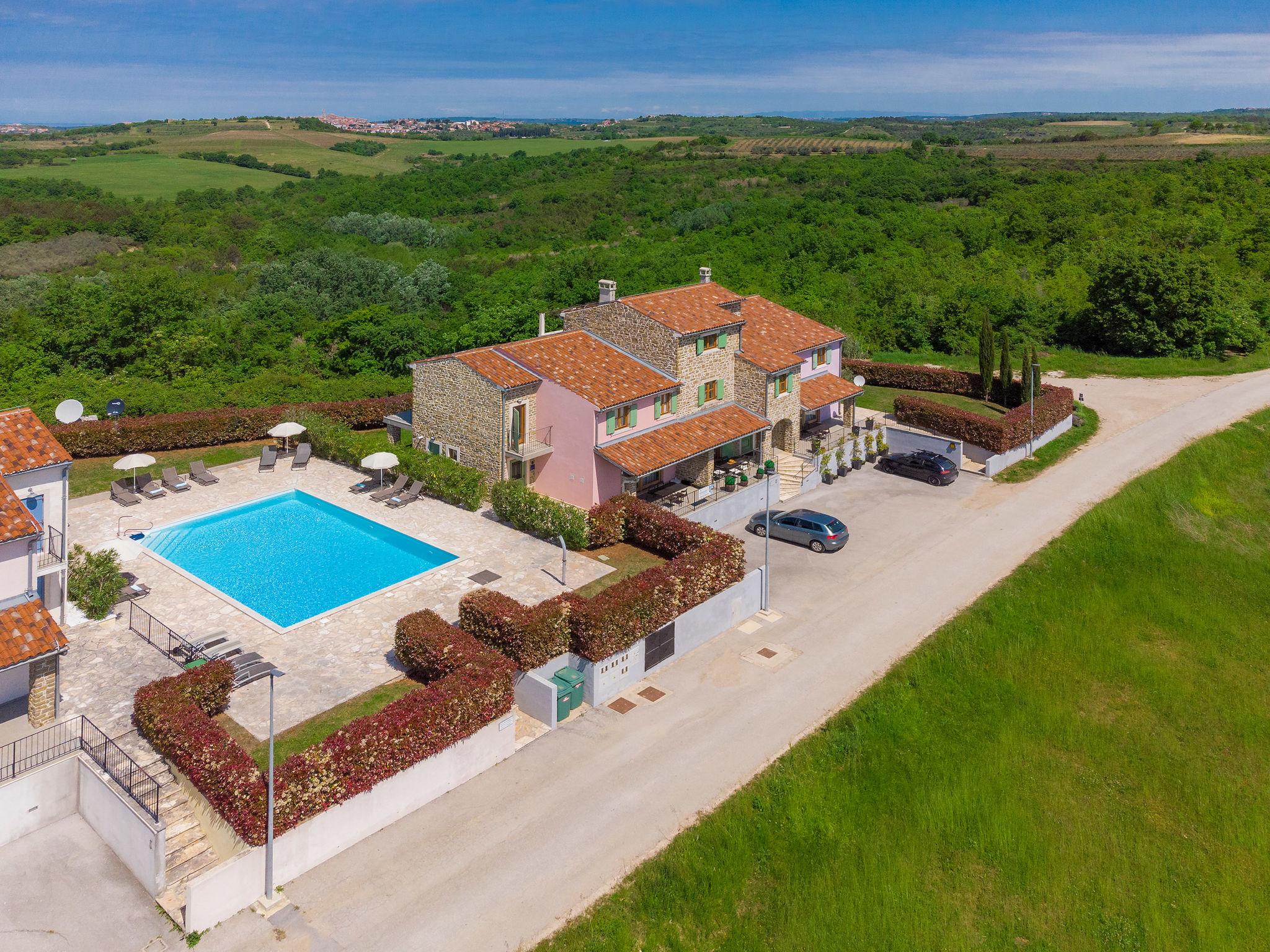 Foto 37 - Casa con 3 camere da letto a Buje con piscina e vista mare