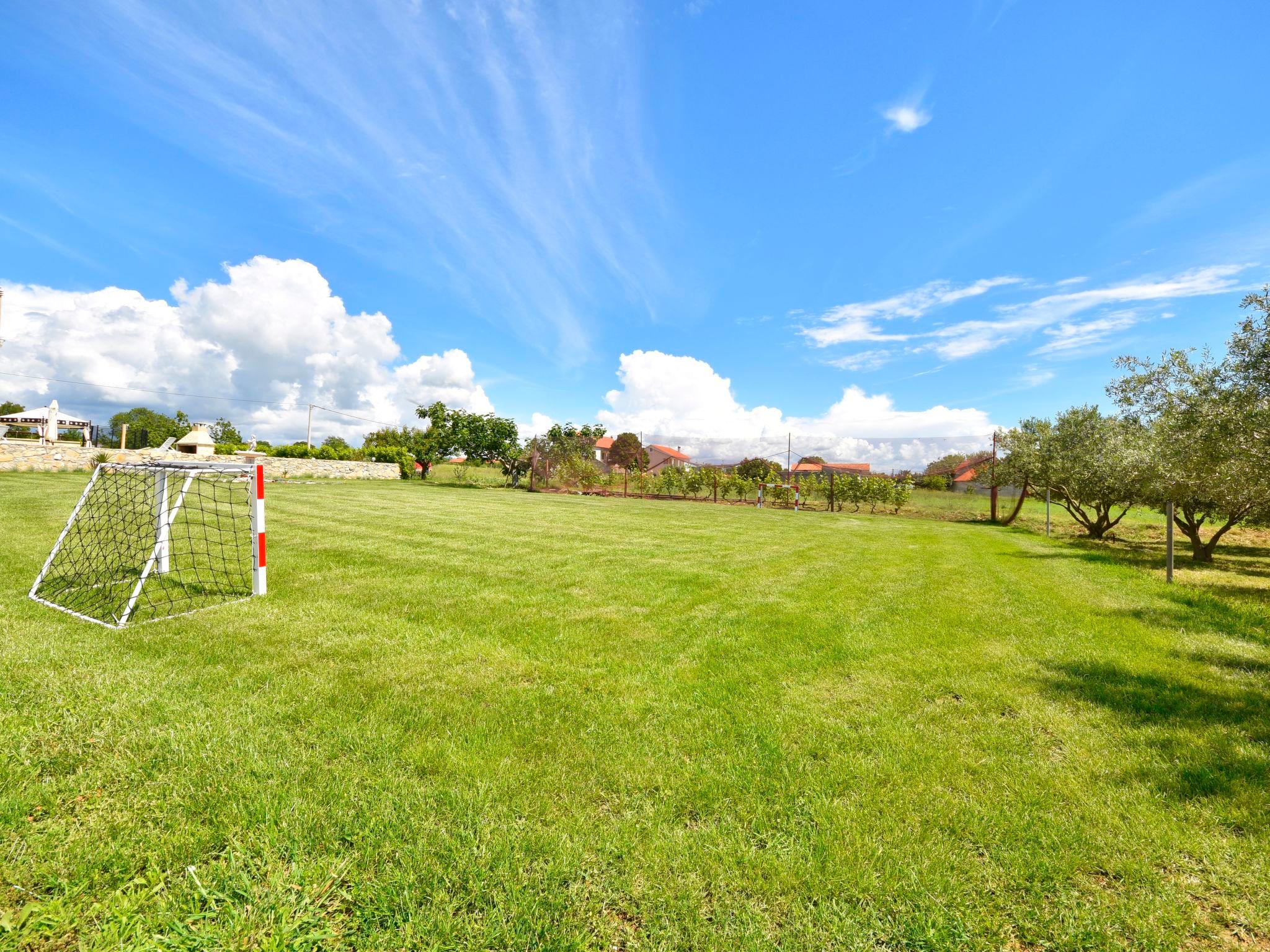 Photo 33 - 5 bedroom House in Benkovac with private pool and garden