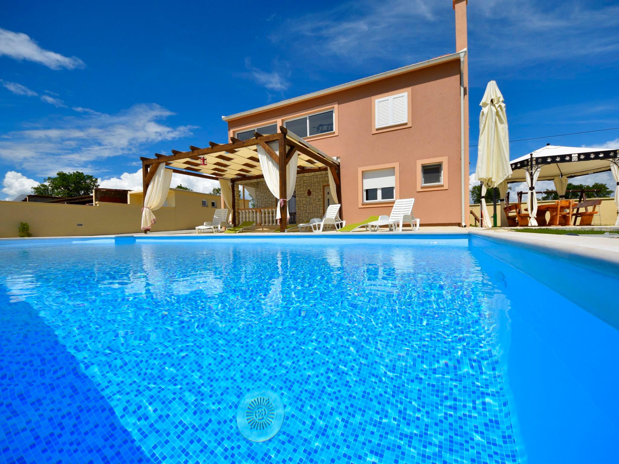 Photo 1 - Maison de 5 chambres à Benkovac avec piscine privée et vues à la mer