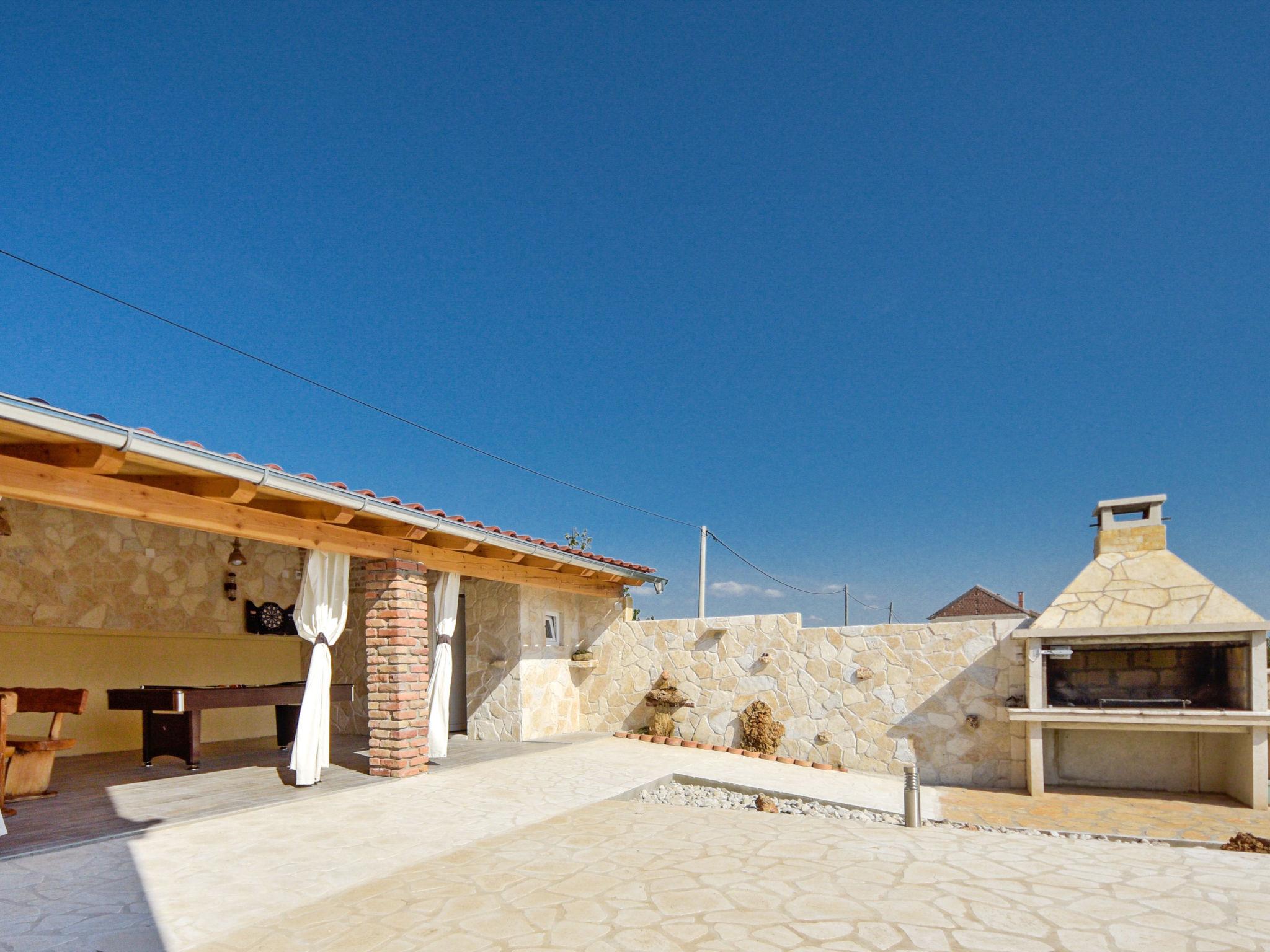 Photo 3 - Maison de 5 chambres à Benkovac avec piscine privée et jardin