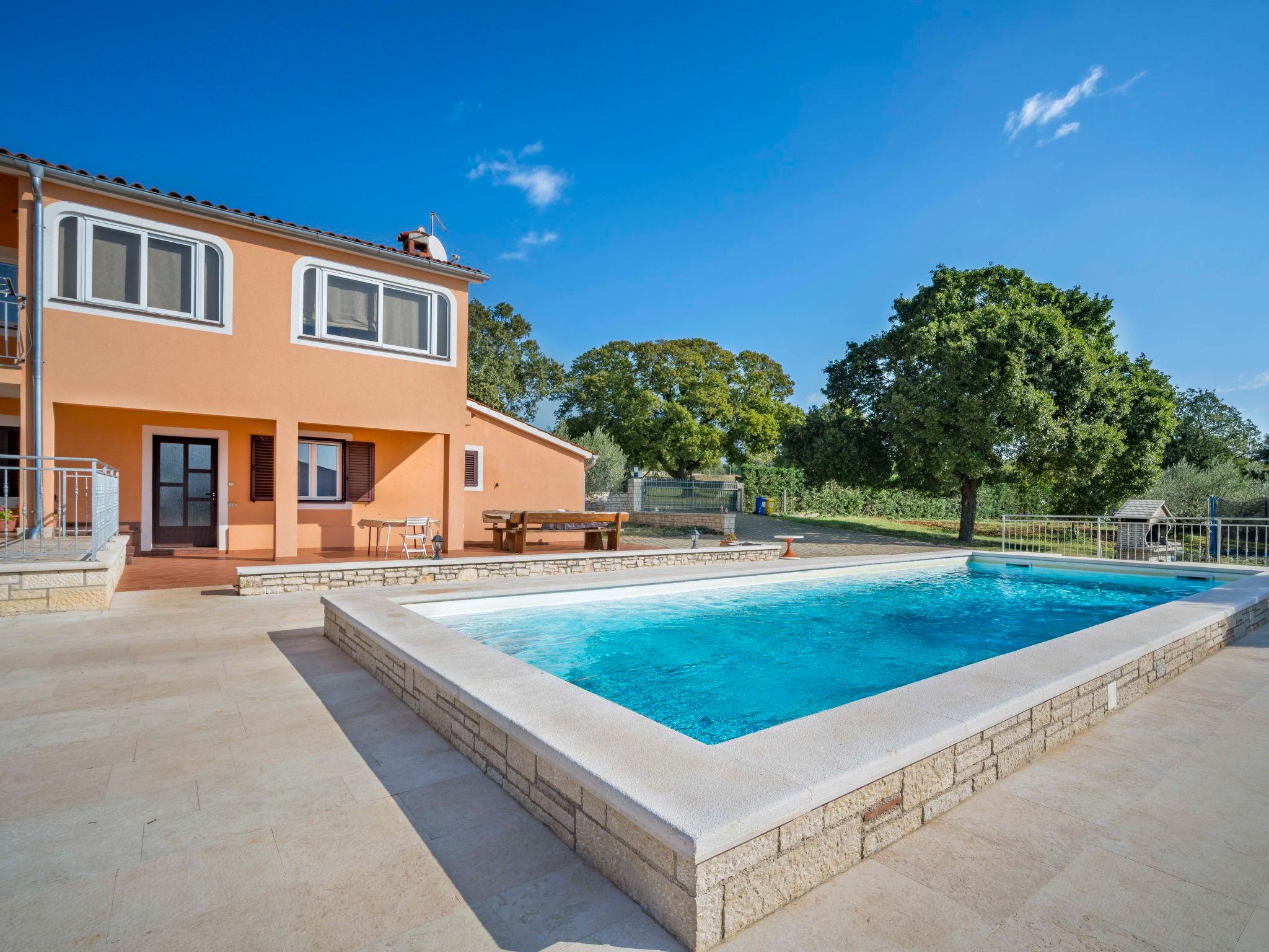 Photo 21 - Maison de 4 chambres à Bale avec piscine privée et jardin