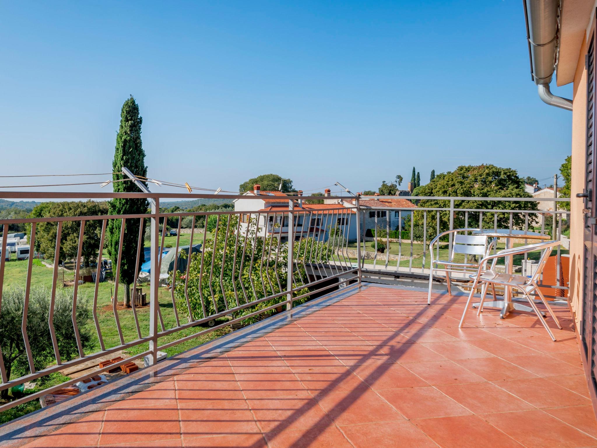 Photo 28 - Maison de 4 chambres à Bale avec piscine privée et jardin