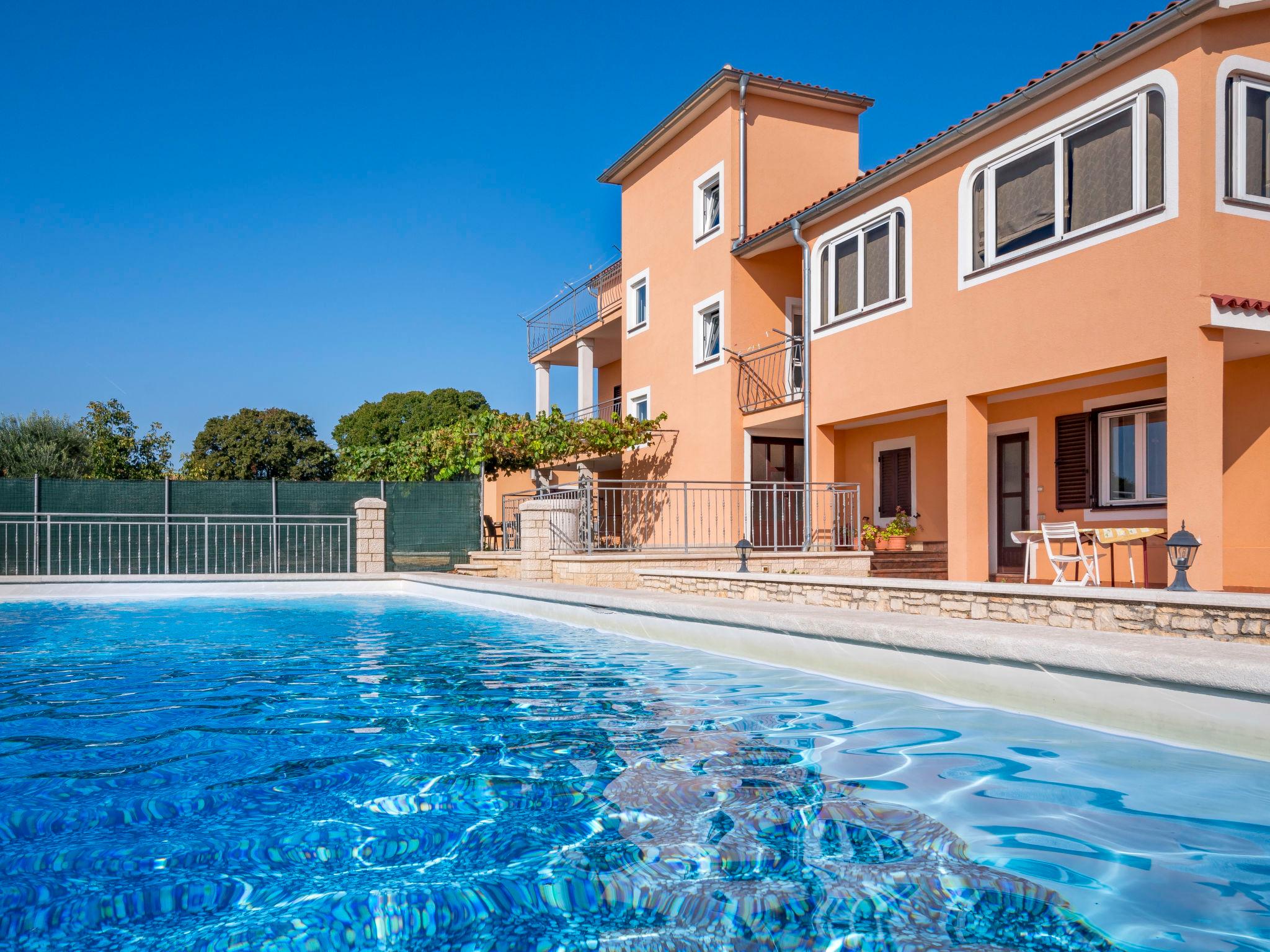 Photo 5 - Maison de 4 chambres à Bale avec piscine privée et vues à la mer