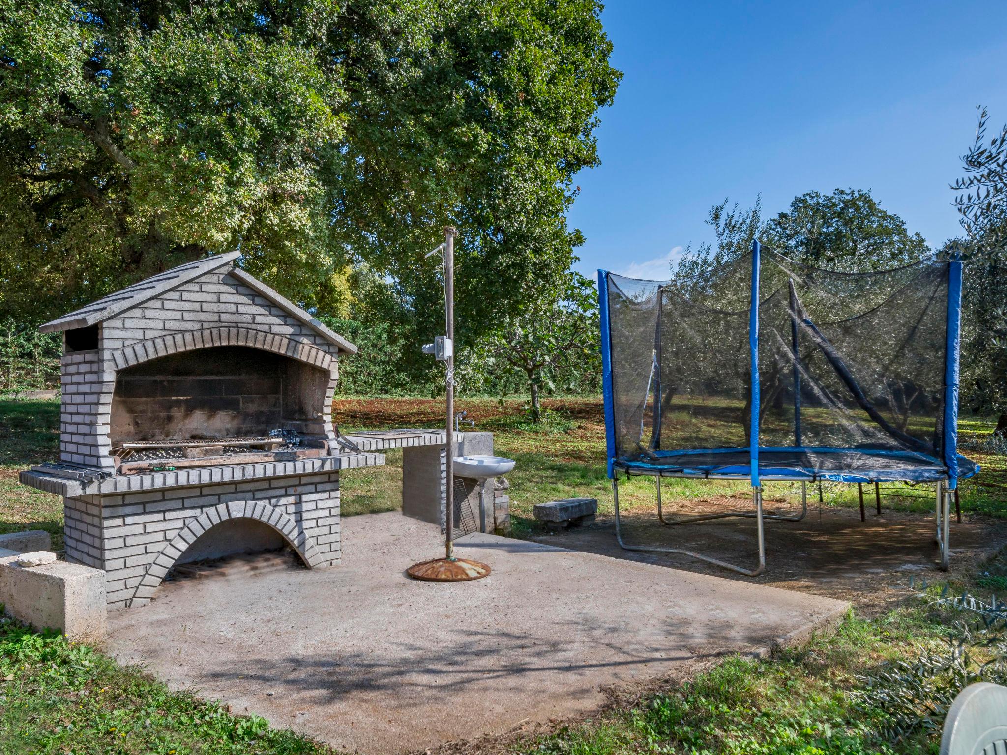 Photo 27 - Maison de 4 chambres à Bale avec piscine privée et jardin