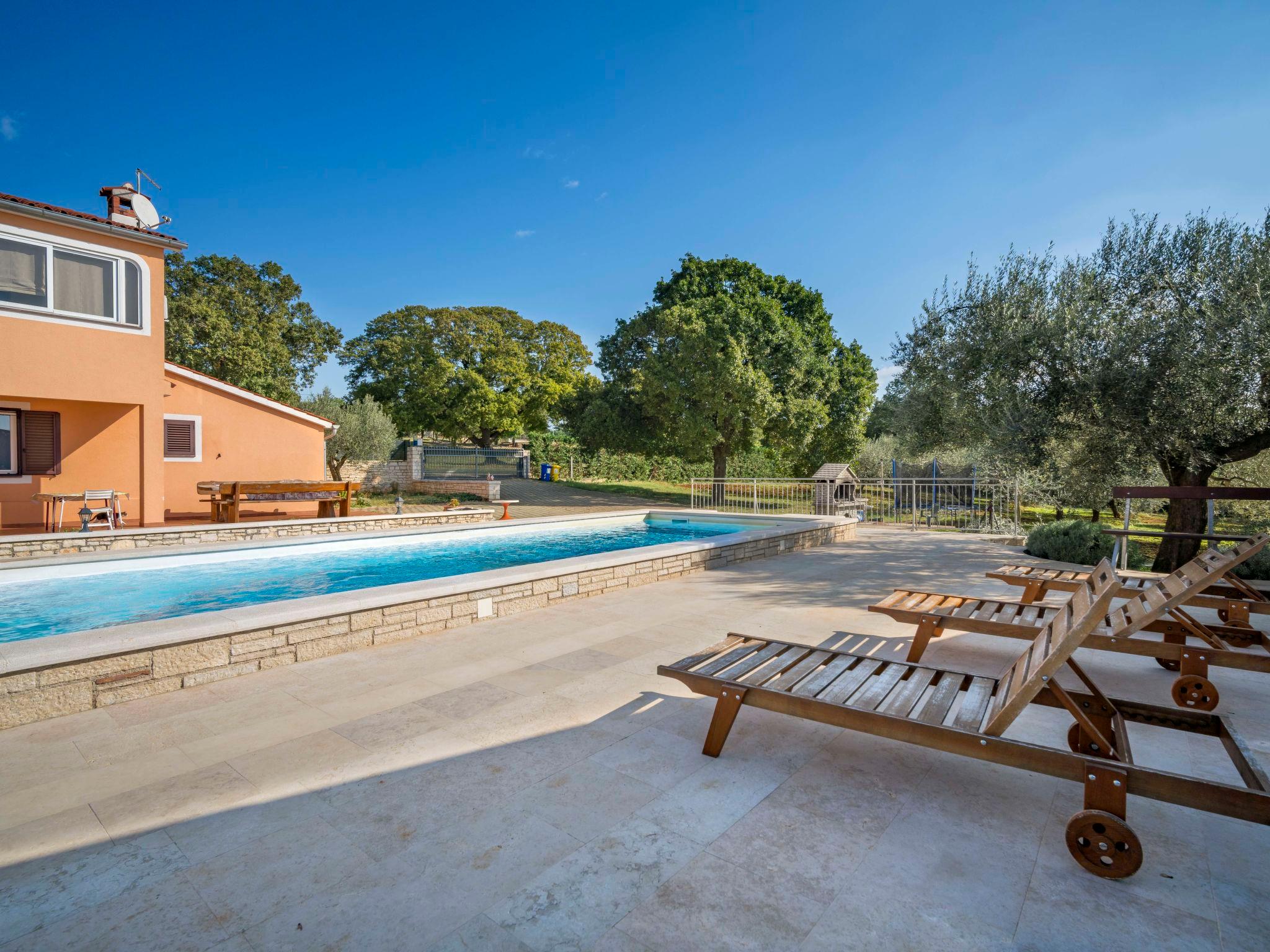 Photo 11 - Maison de 4 chambres à Bale avec piscine privée et jardin