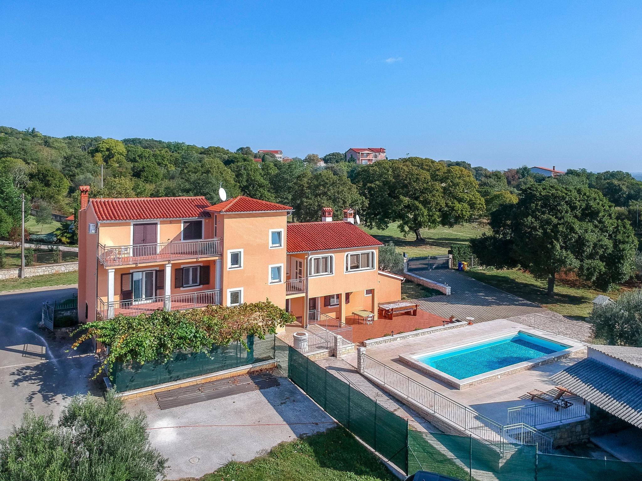 Foto 2 - Casa con 4 camere da letto a Bale con piscina privata e vista mare