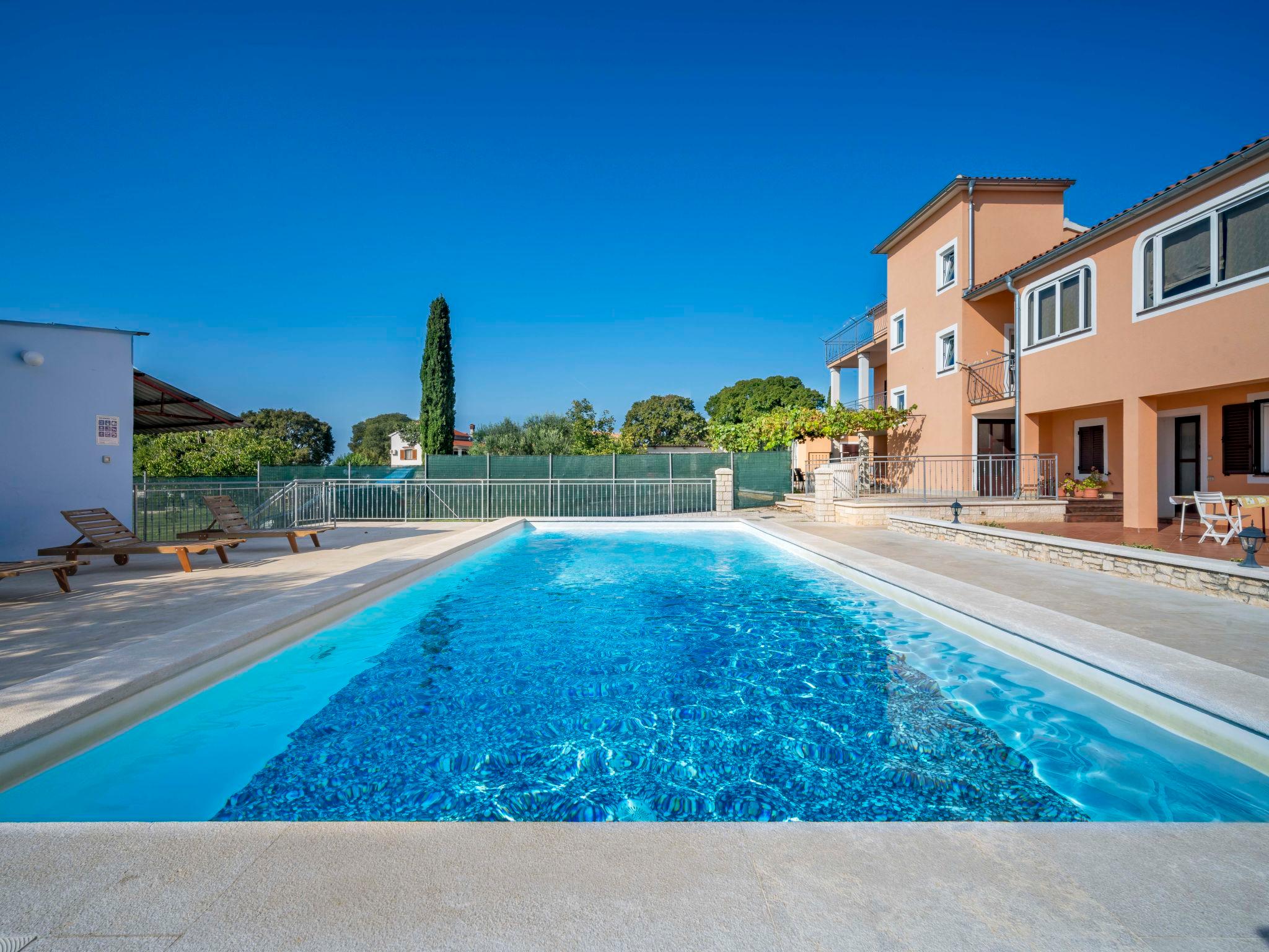 Photo 10 - Maison de 4 chambres à Bale avec piscine privée et jardin