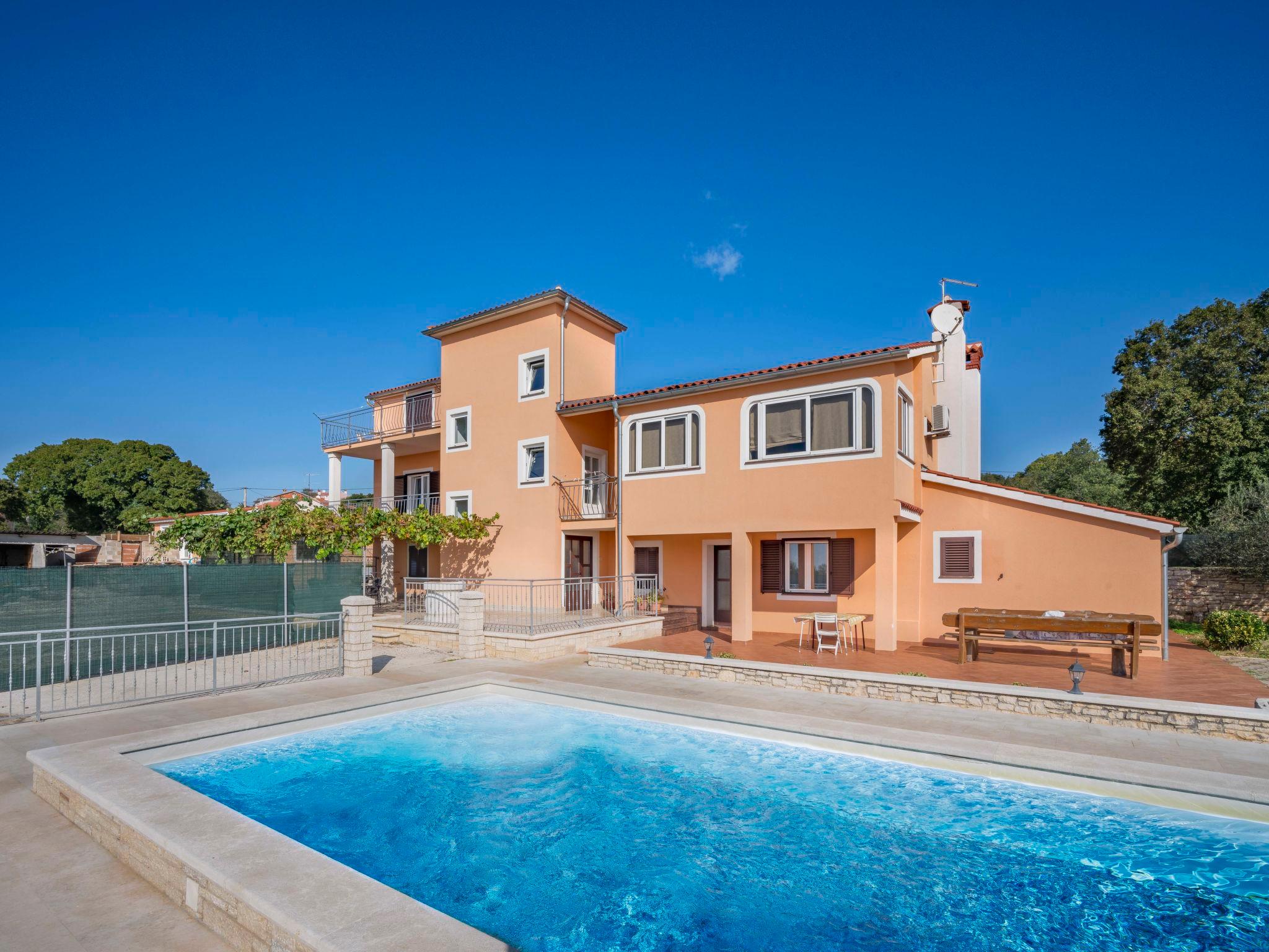 Photo 1 - Maison de 4 chambres à Bale avec piscine privée et vues à la mer