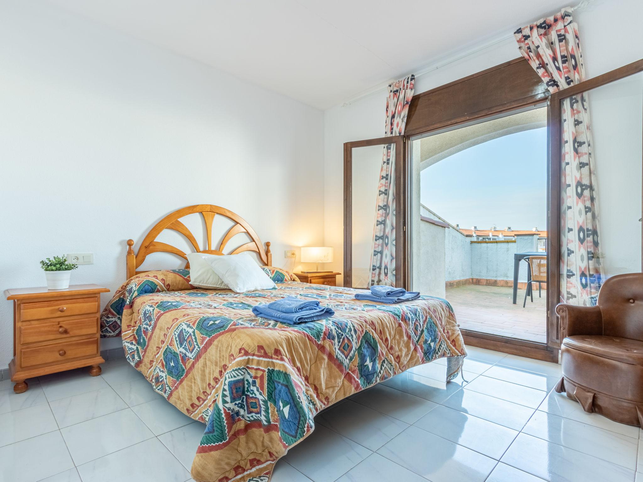 Foto 12 - Apartamento de 3 quartos em Castelló d'Empúries com piscina e vistas do mar