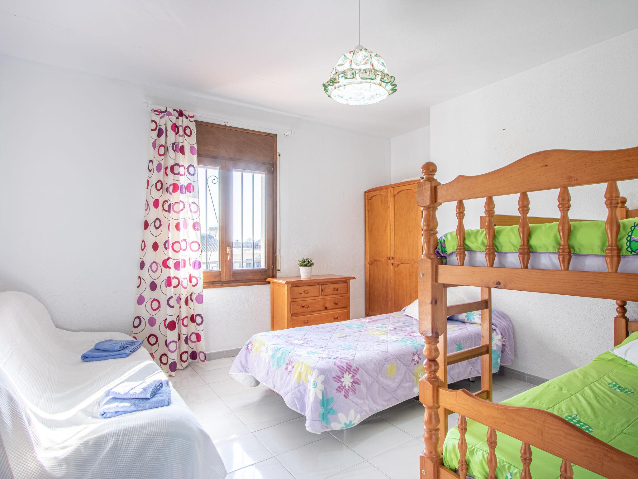 Foto 14 - Appartamento con 3 camere da letto a Castelló d'Empúries con piscina e vista mare