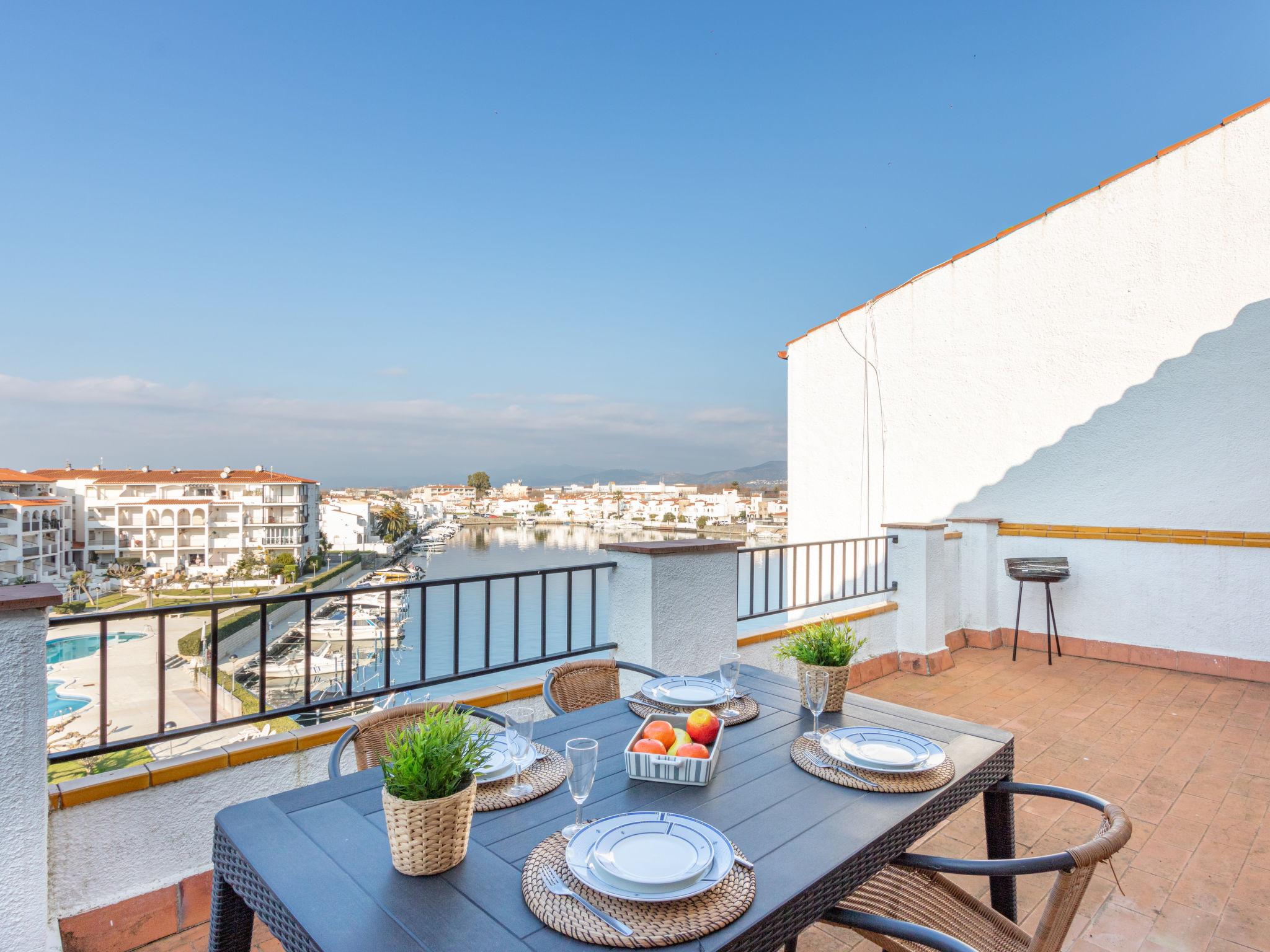 Foto 5 - Apartamento de 3 habitaciones en Castelló d'Empúries con piscina y vistas al mar