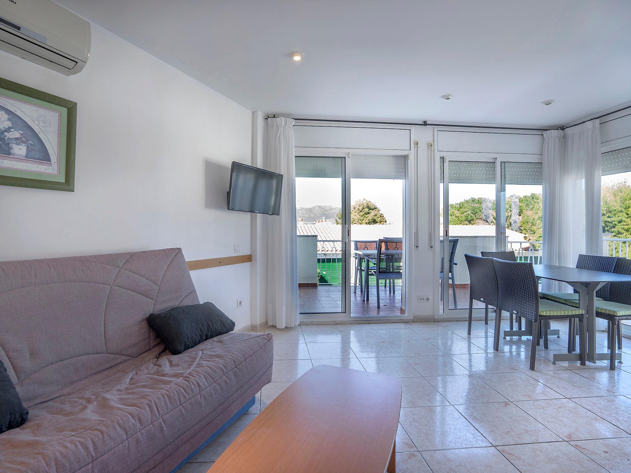 Photo 2 - 2 bedroom Apartment in Llançà with swimming pool and sea view