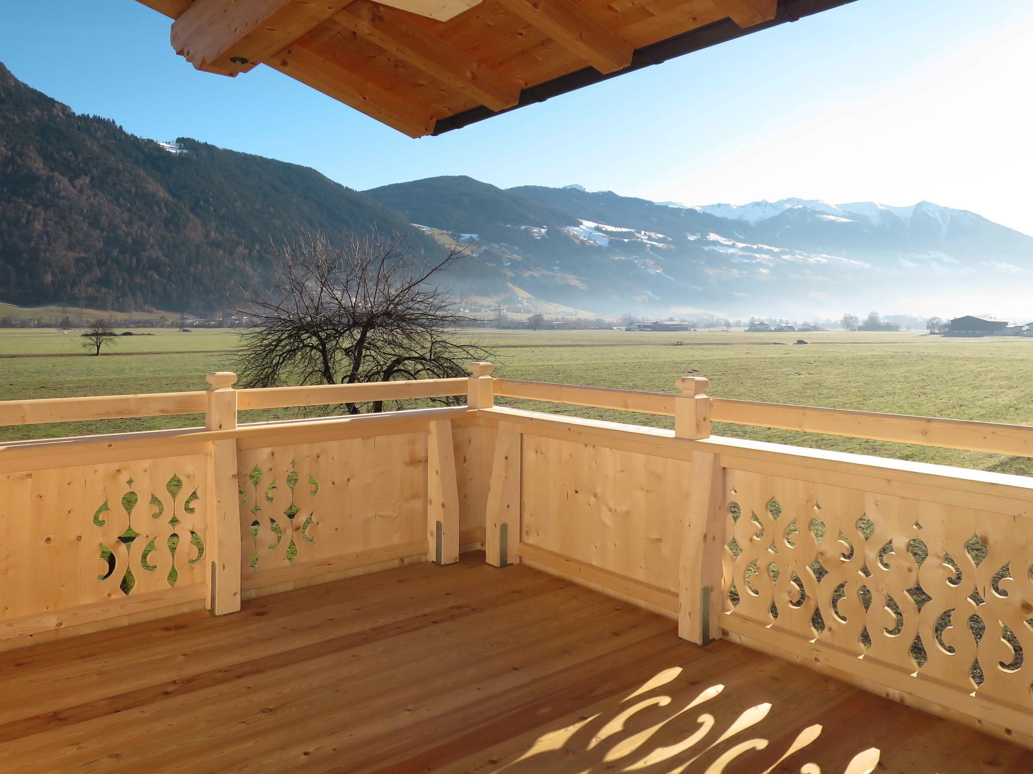 Foto 1 - Appartamento con 2 camere da letto a Strass im Zillertal con vista sulle montagne