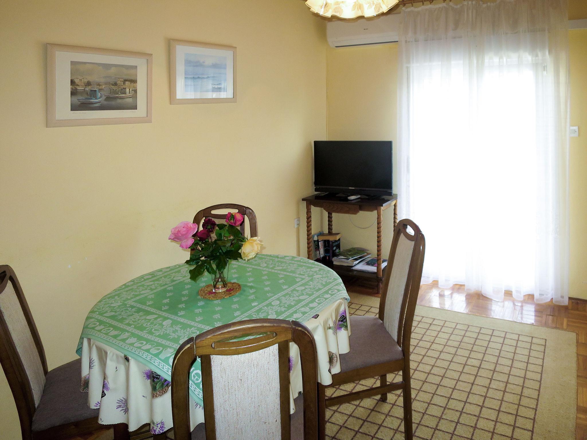 Foto 8 - Apartamento de 2 quartos em Zadar com jardim e vistas do mar