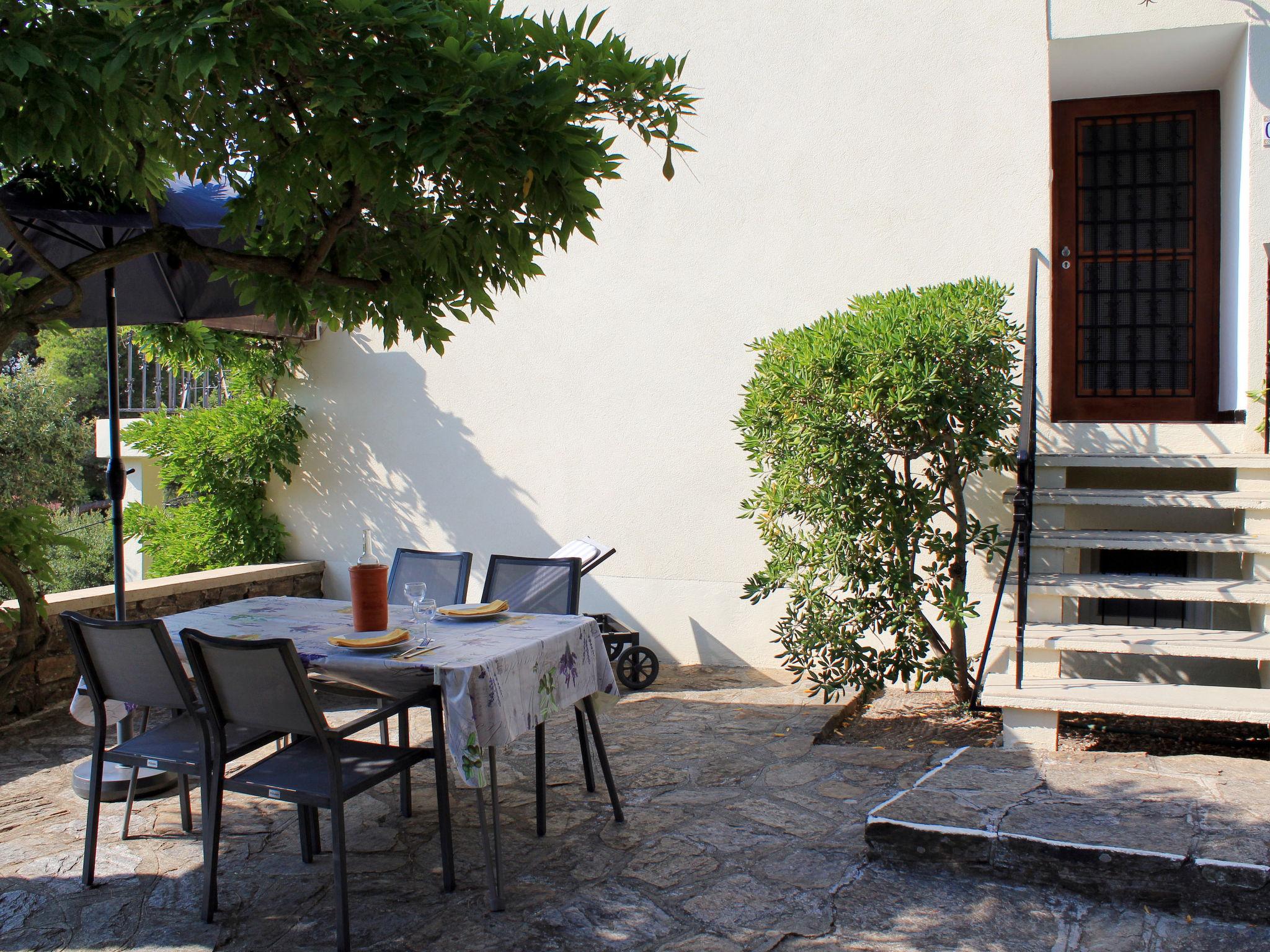 Photo 13 - Appartement de 2 chambres à Le Lavandou avec piscine et jardin