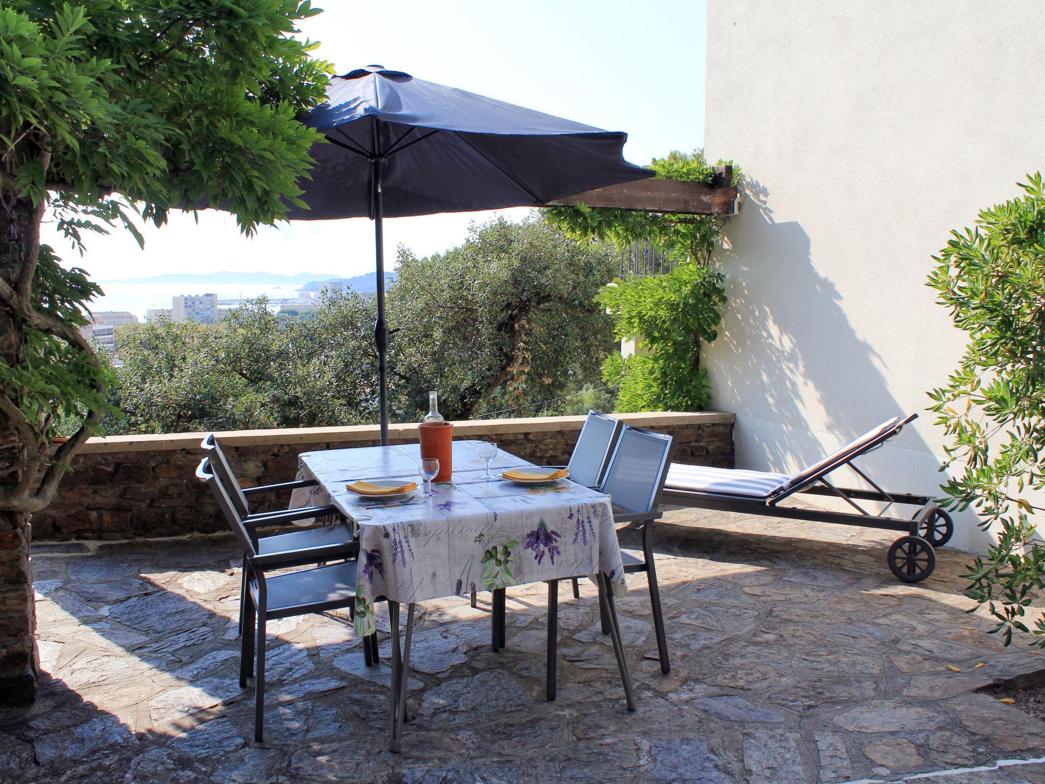 Photo 10 - Appartement de 2 chambres à Le Lavandou avec piscine et jardin