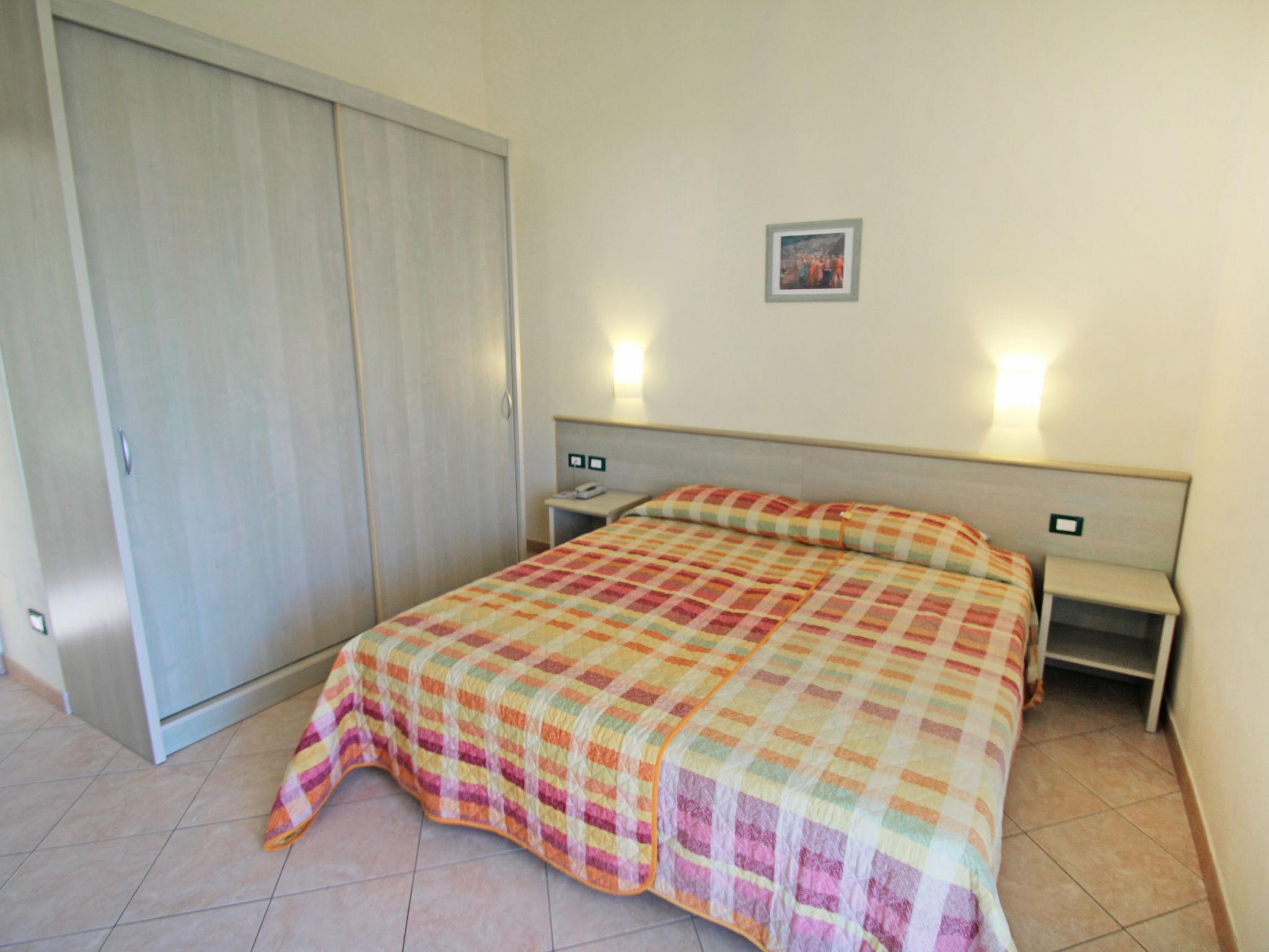 Foto 15 - Appartamento con 1 camera da letto a Imperia con piscina e vista mare