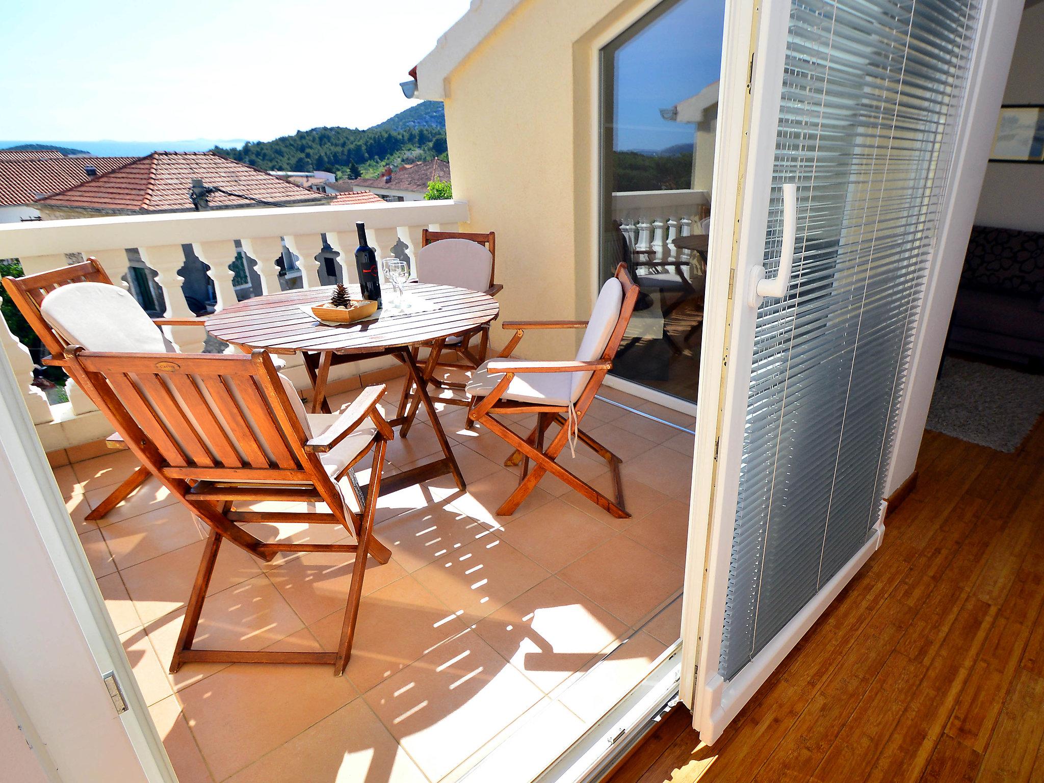 Foto 11 - Apartamento de 2 quartos em Tribunj com terraço e vistas do mar