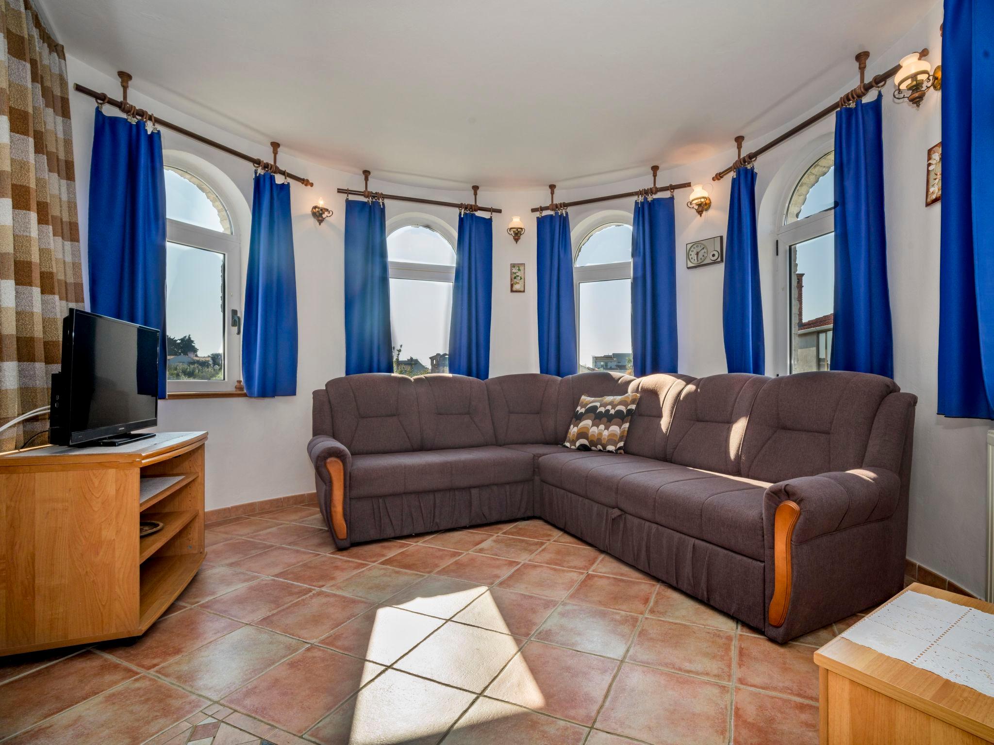 Foto 2 - Apartamento de 1 habitación en Medulin con piscina y vistas al mar