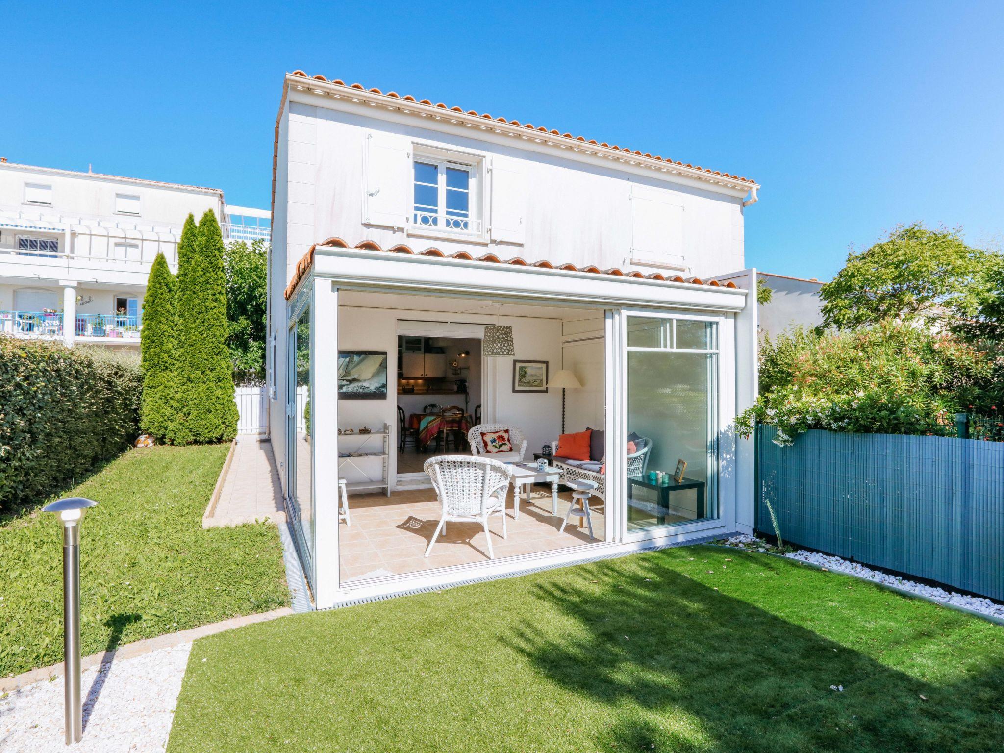 Foto 1 - Casa de 2 quartos em Vaux-sur-Mer com piscina e vistas do mar