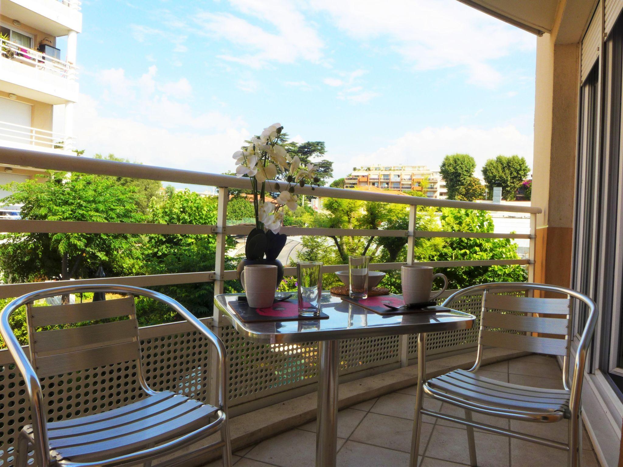 Foto 5 - Apartamento de 1 habitación en Cagnes-sur-Mer con piscina y jardín