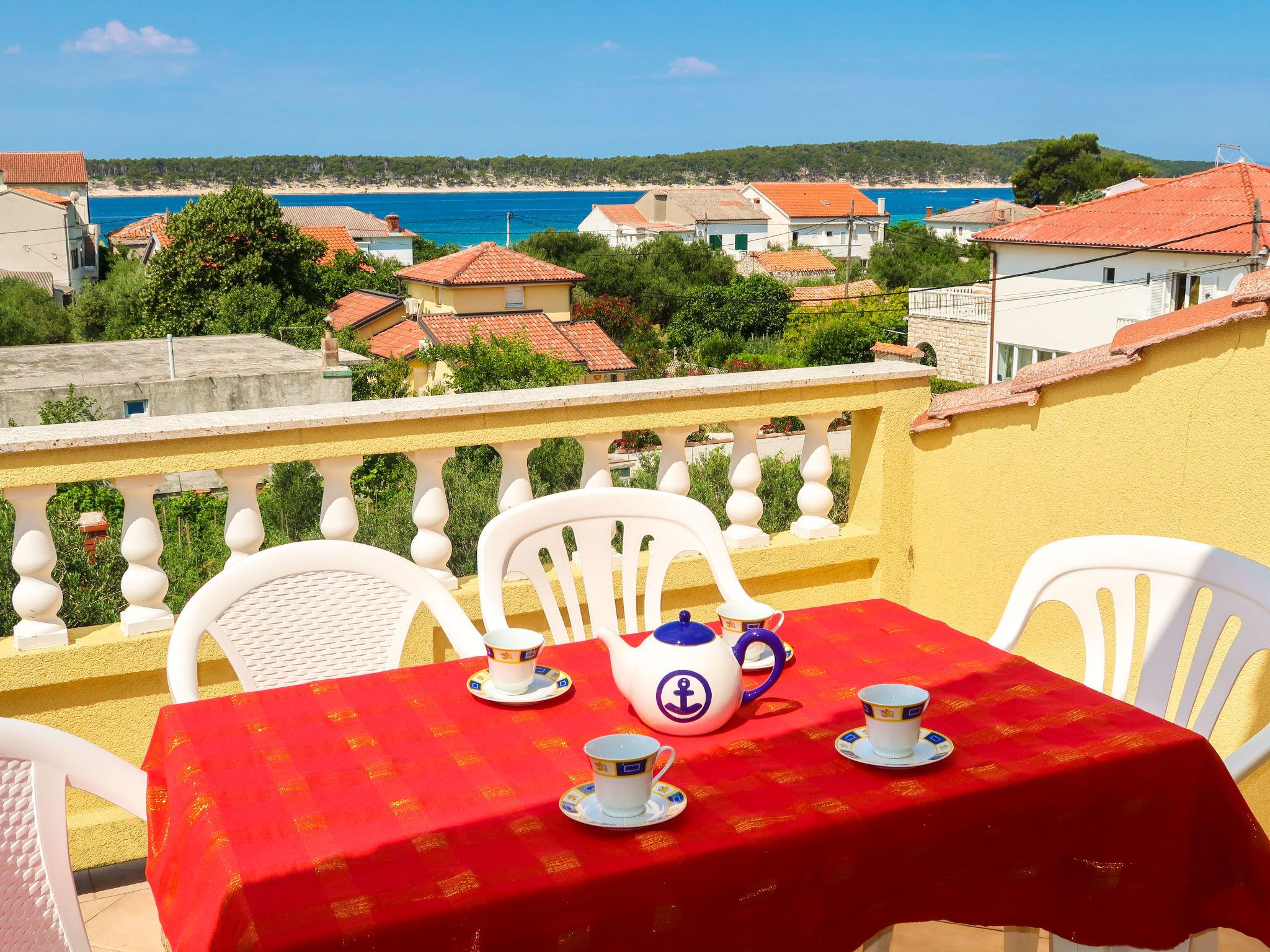 Foto 2 - Apartamento de 3 quartos em Rab com jardim e terraço