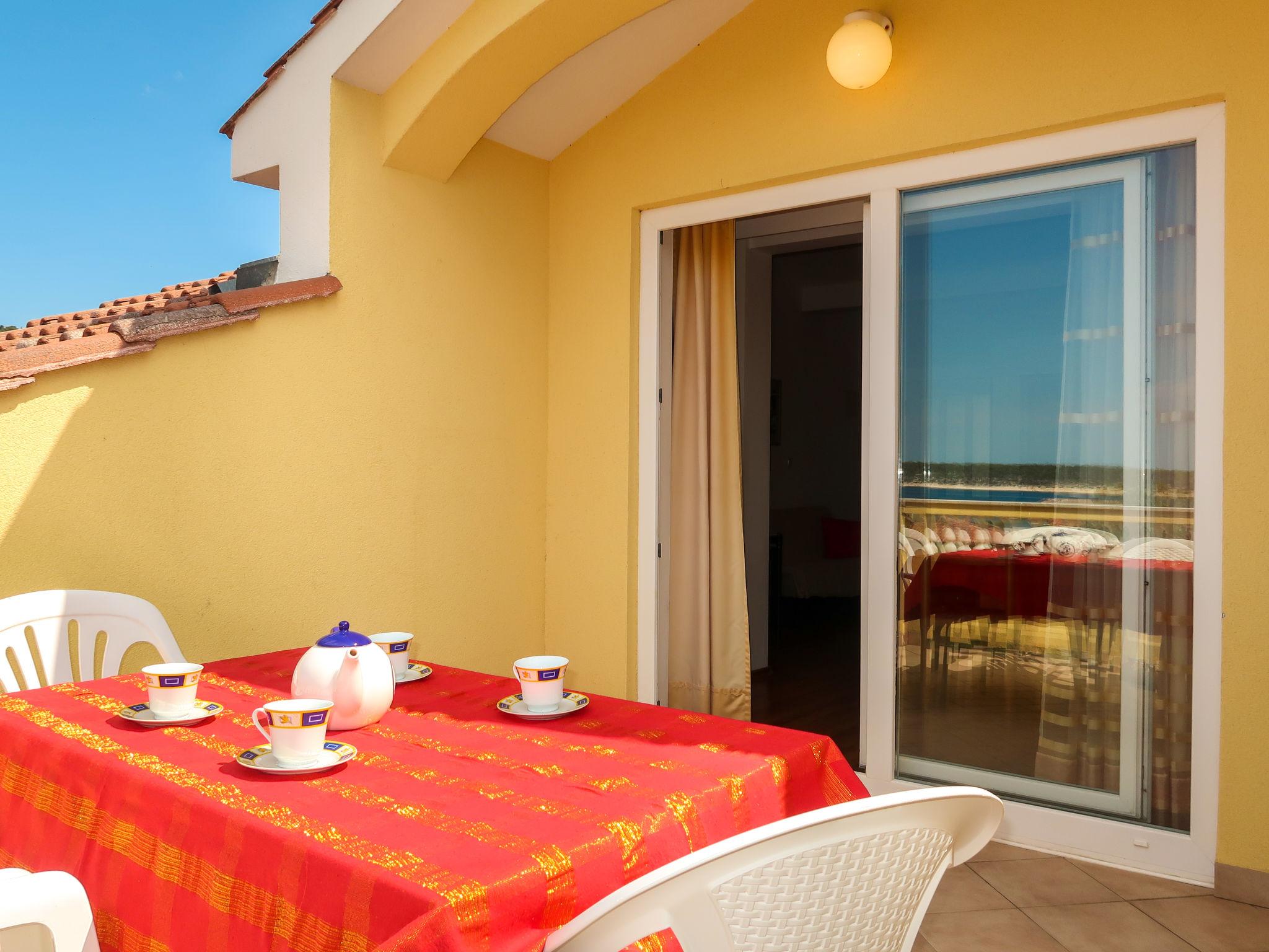 Photo 9 - 3 bedroom Apartment in Rab with garden and sea view