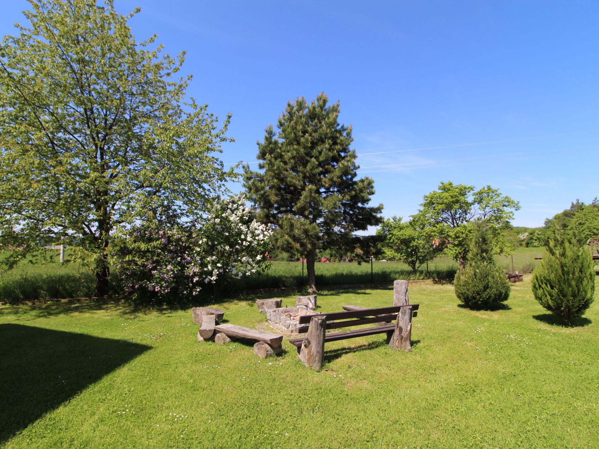 Foto 17 - Appartamento con 2 camere da letto a Rabyně con giardino