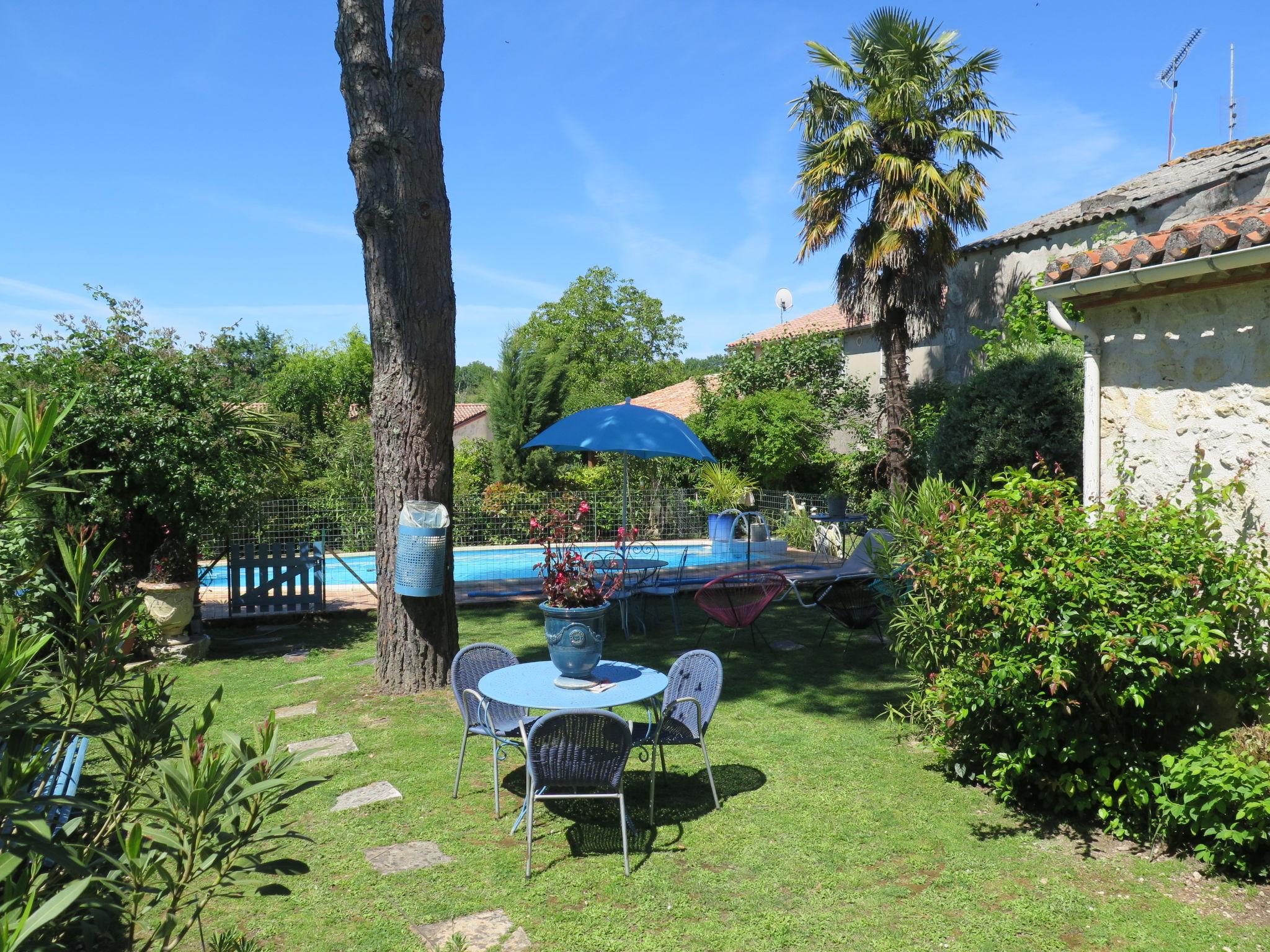 Photo 2 - Maison de 1 chambre à Sauvagnas avec piscine privée et jardin