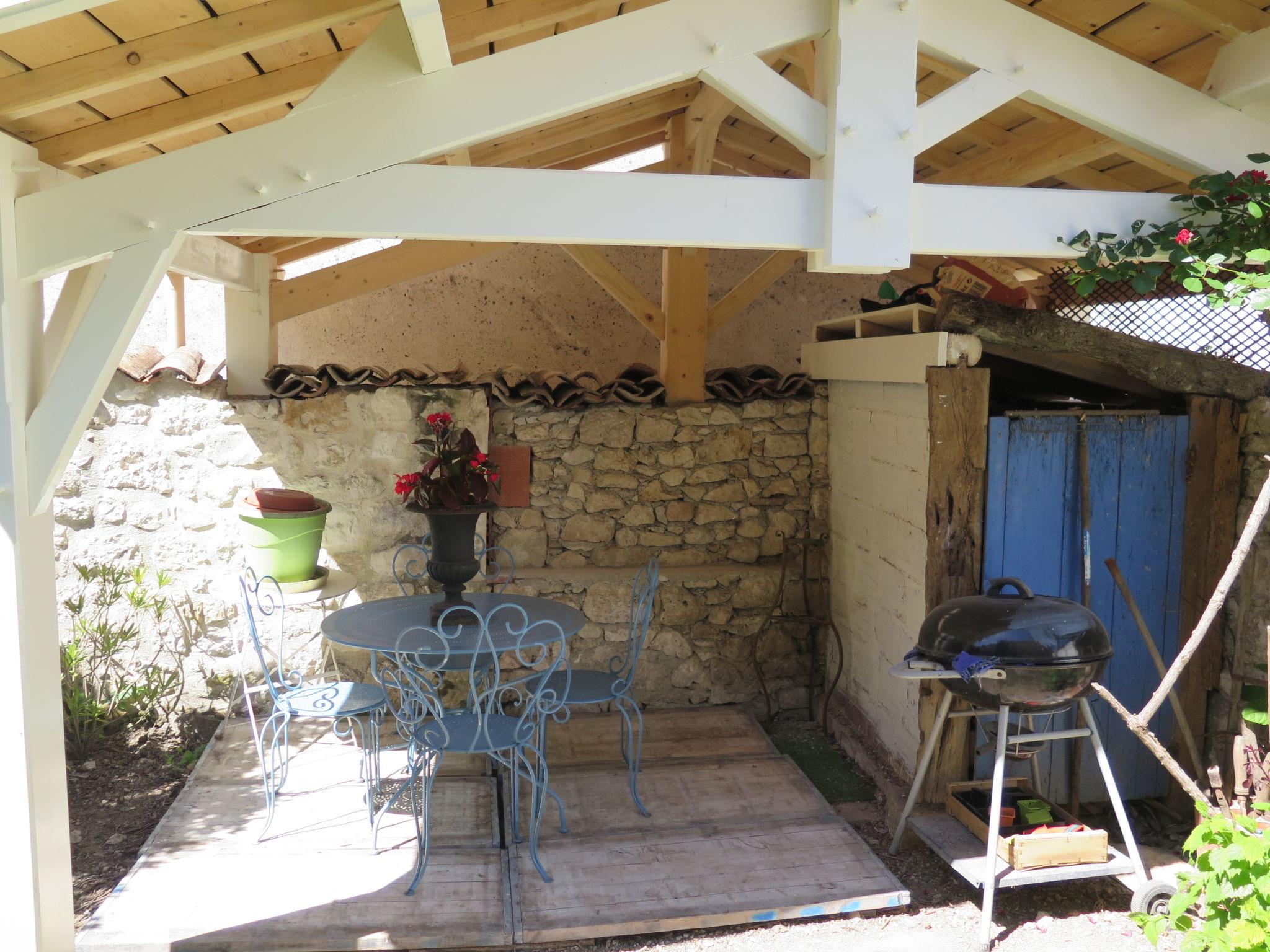 Photo 3 - Maison de 1 chambre à Sauvagnas avec piscine privée et jardin