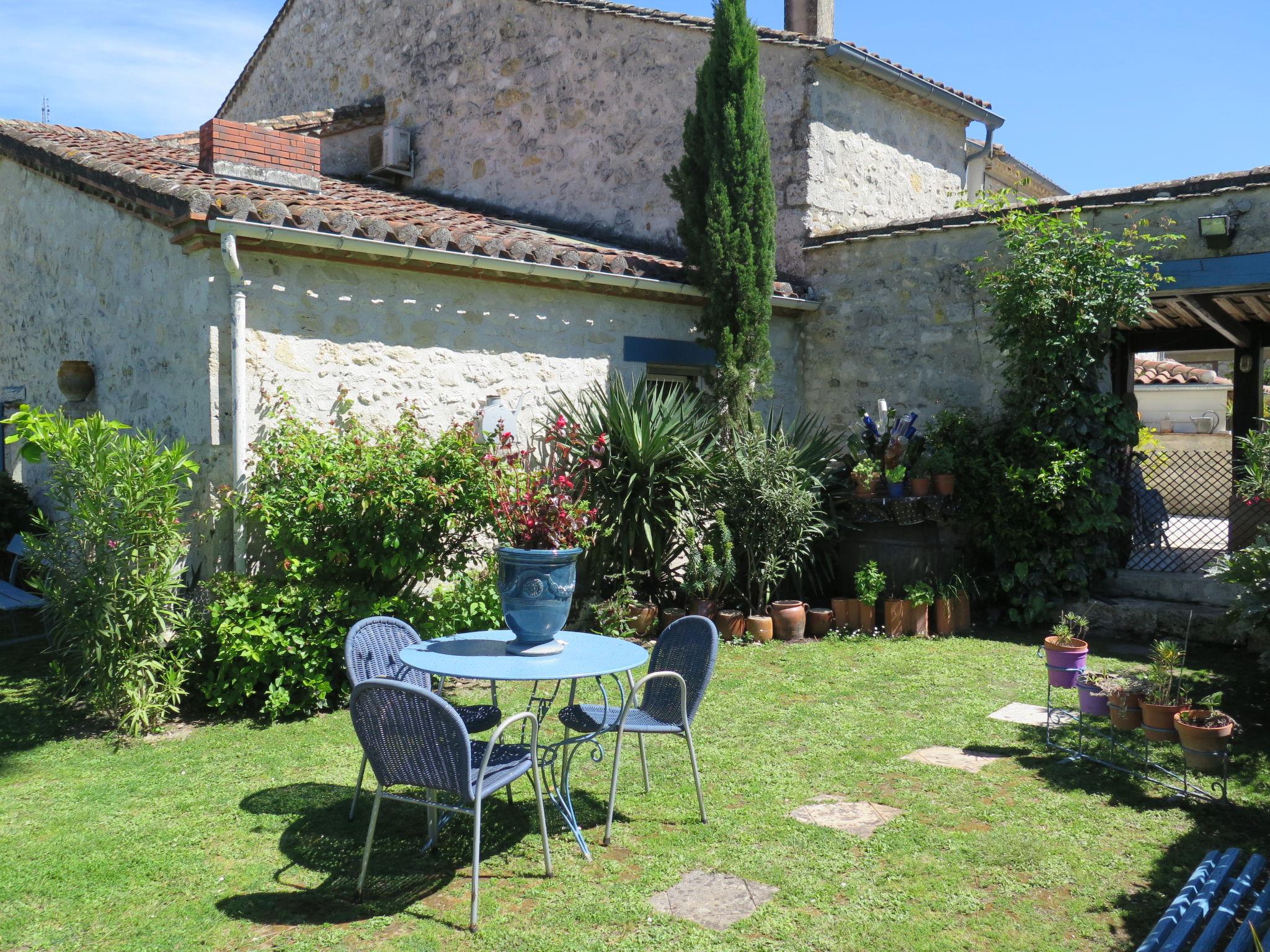 Photo 19 - Maison de 1 chambre à Sauvagnas avec piscine privée et jardin